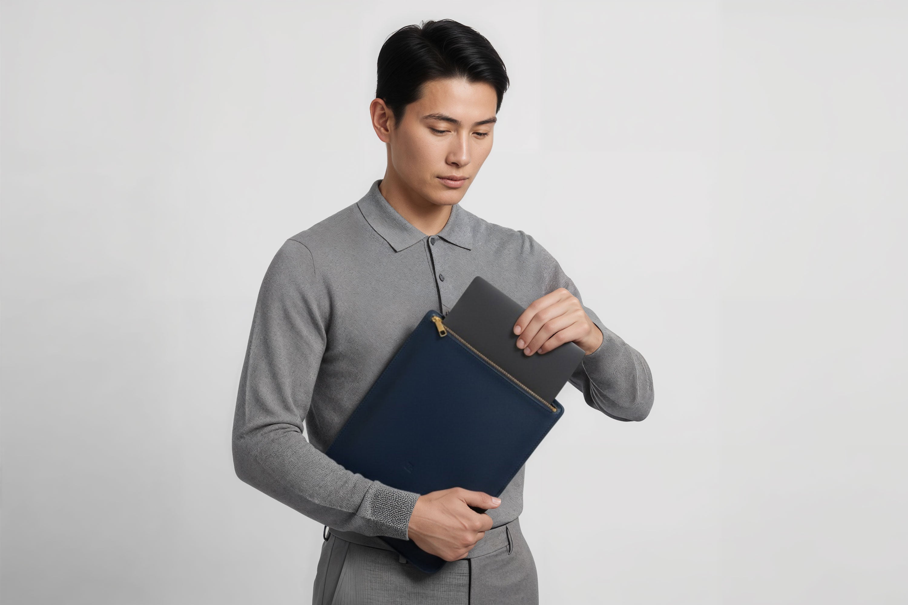 MacBook Sleeve Zipper Marine Blue Leather Vertical On Man Model Grey Background Minimalistic Premium Design Atelier Madre Manuel Dreesmann Barcelona