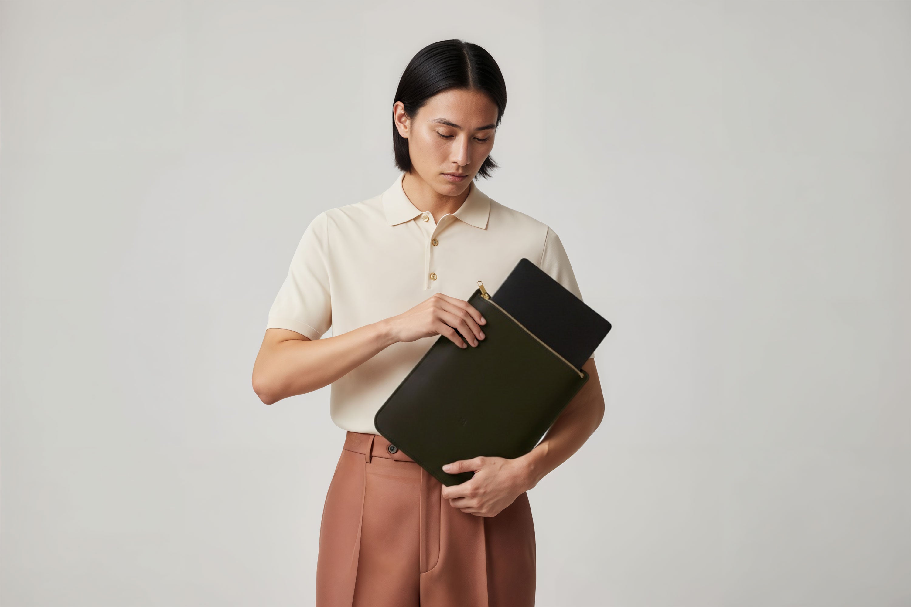 MacBook Sleeve Zipper Olive Green Leather Vertical On Man Model Grey Background Minimalistic Premium Design Atelier Madre Manuel Dreesmann Barcelona
