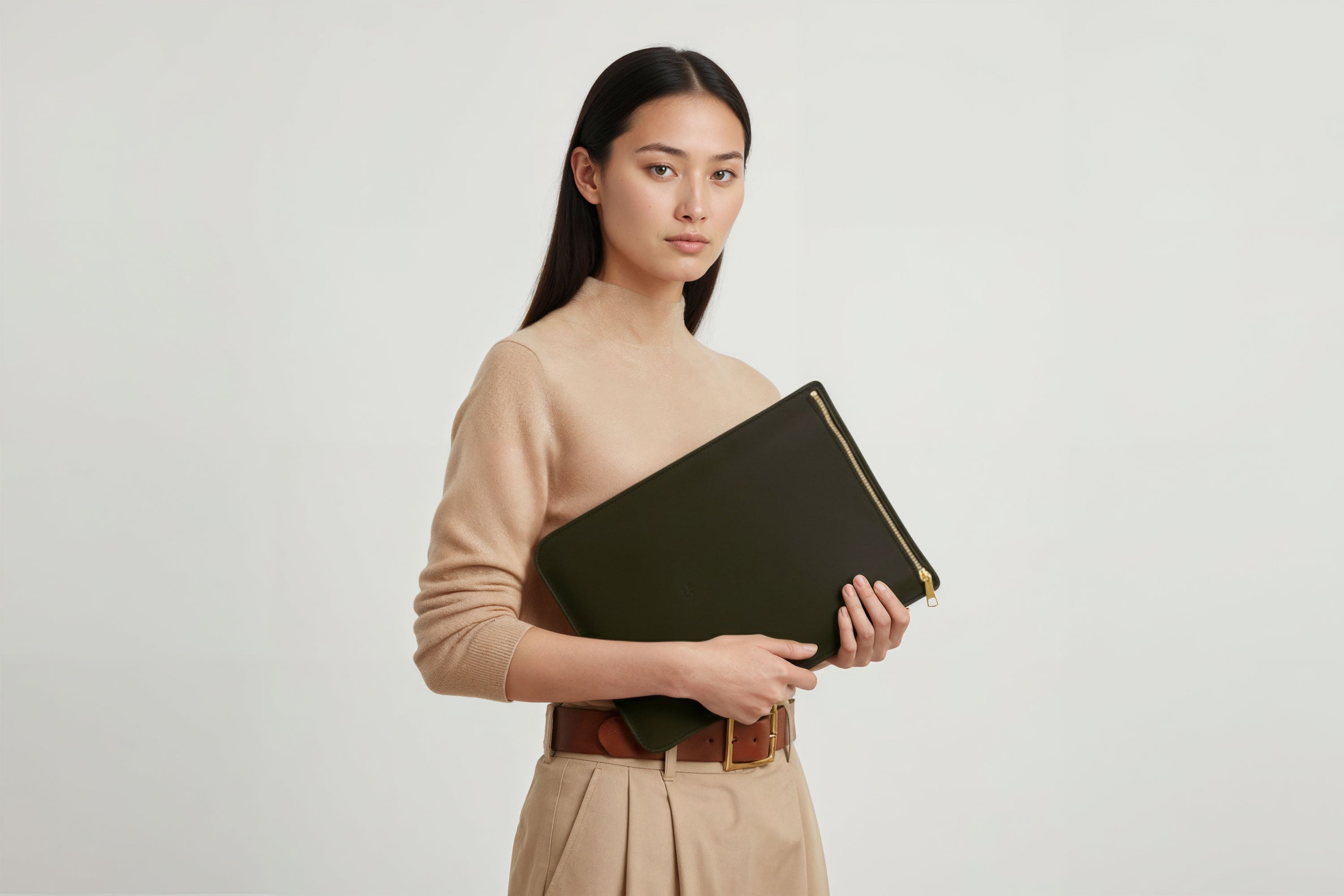 MacBook Sleeve Zipper Olive Green Leather Vertical On Woman Model Grey Background Minimalistic Premium Design Atelier Madre Manuel Dreesmann Barcelona