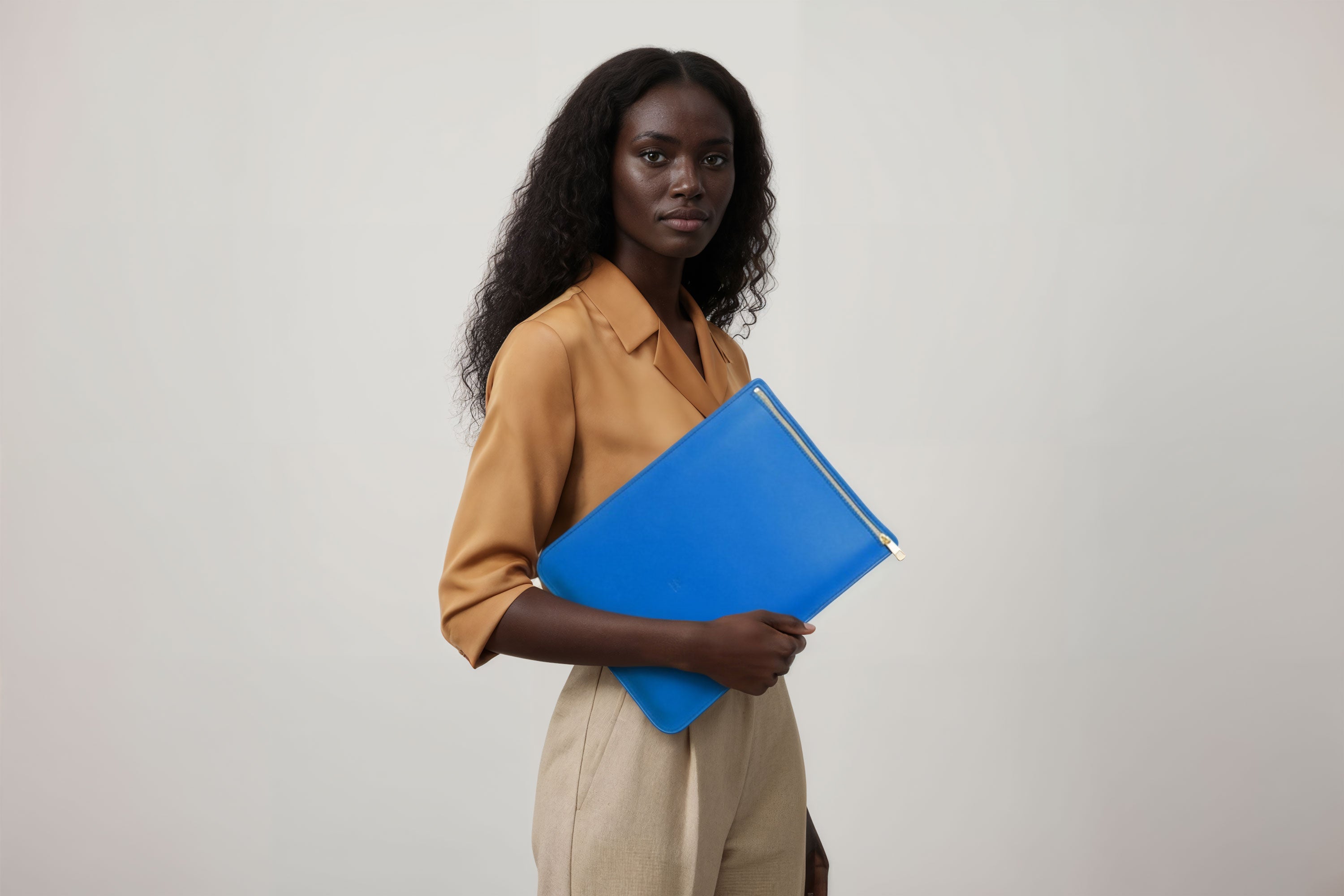 MacBook Sleeve Zipper Royal Blue Leather Vertical On Woman Model Grey Background Minimalistic Premium Design Atelier Madre Manuel Dreesmann Barcelona