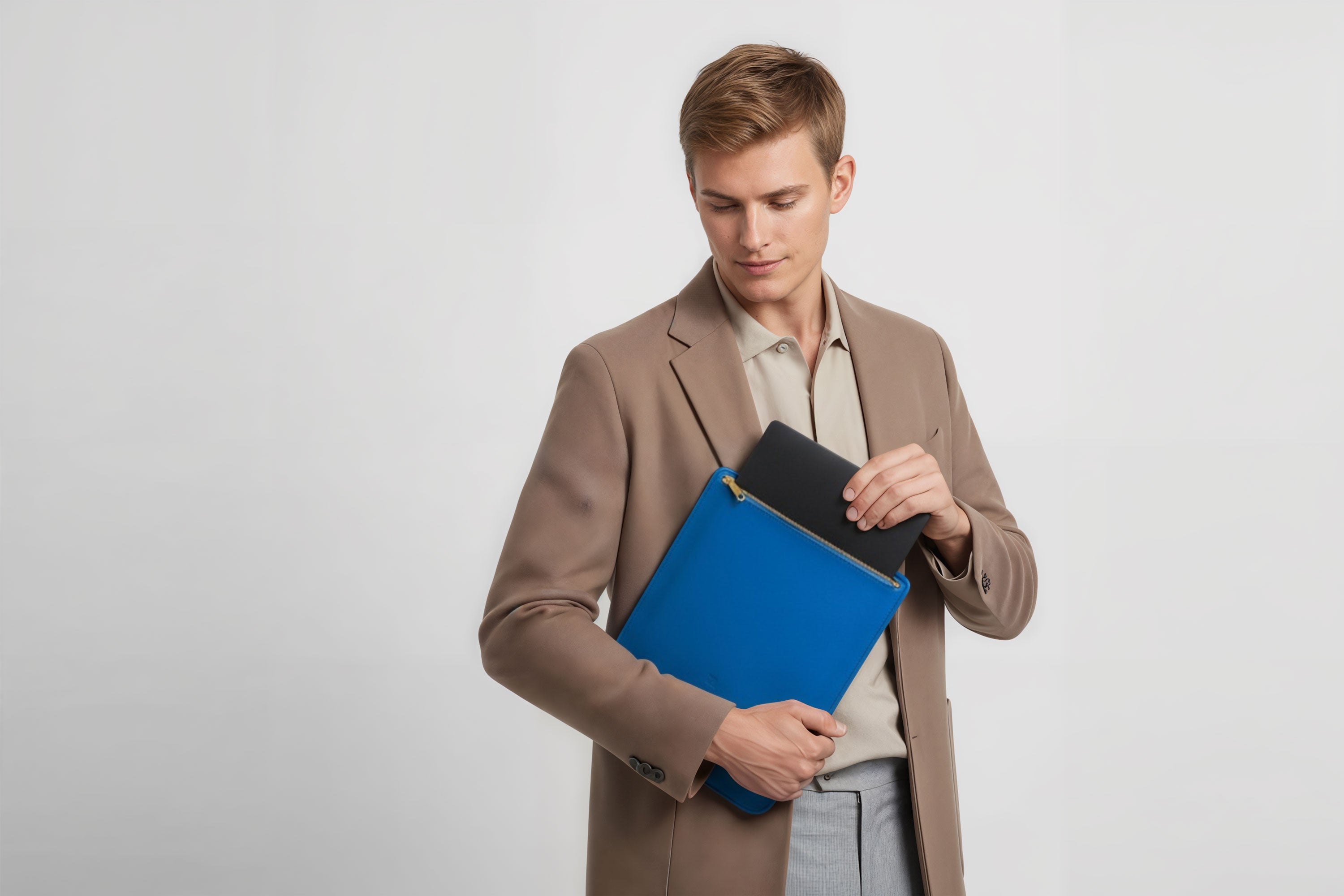MacBook Sleeve Zipper Royal Blue Leather Vertical On Man Model Grey Background Minimalistic Premium Design Atelier Madre Manuel Dreesmann Barcelona