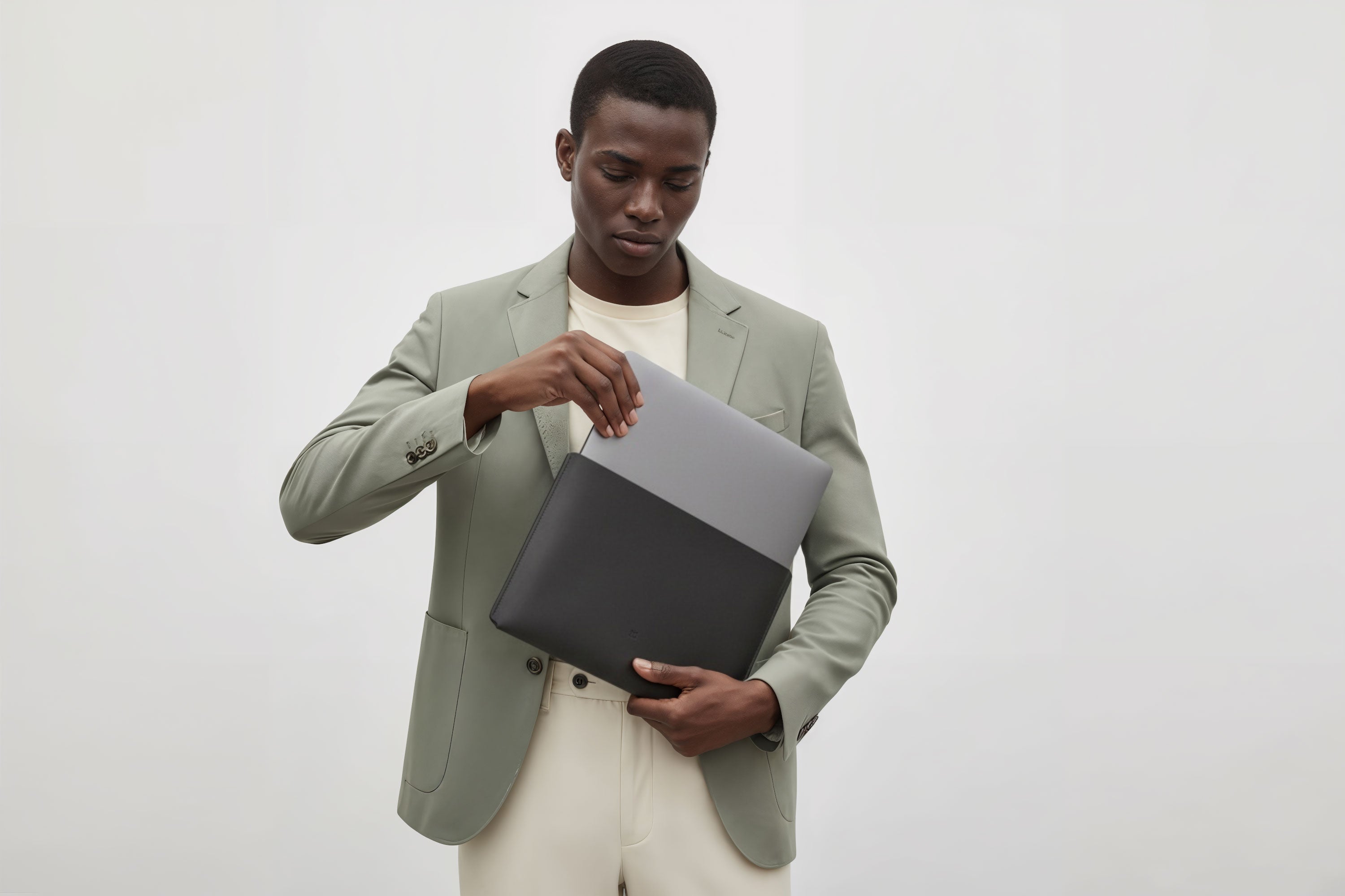 MacBook Slip Sleeve Black Horizontal On Model Grey Background Minimalistic Premium Design Atelier Madre Manuel Dreesmann Barcelona