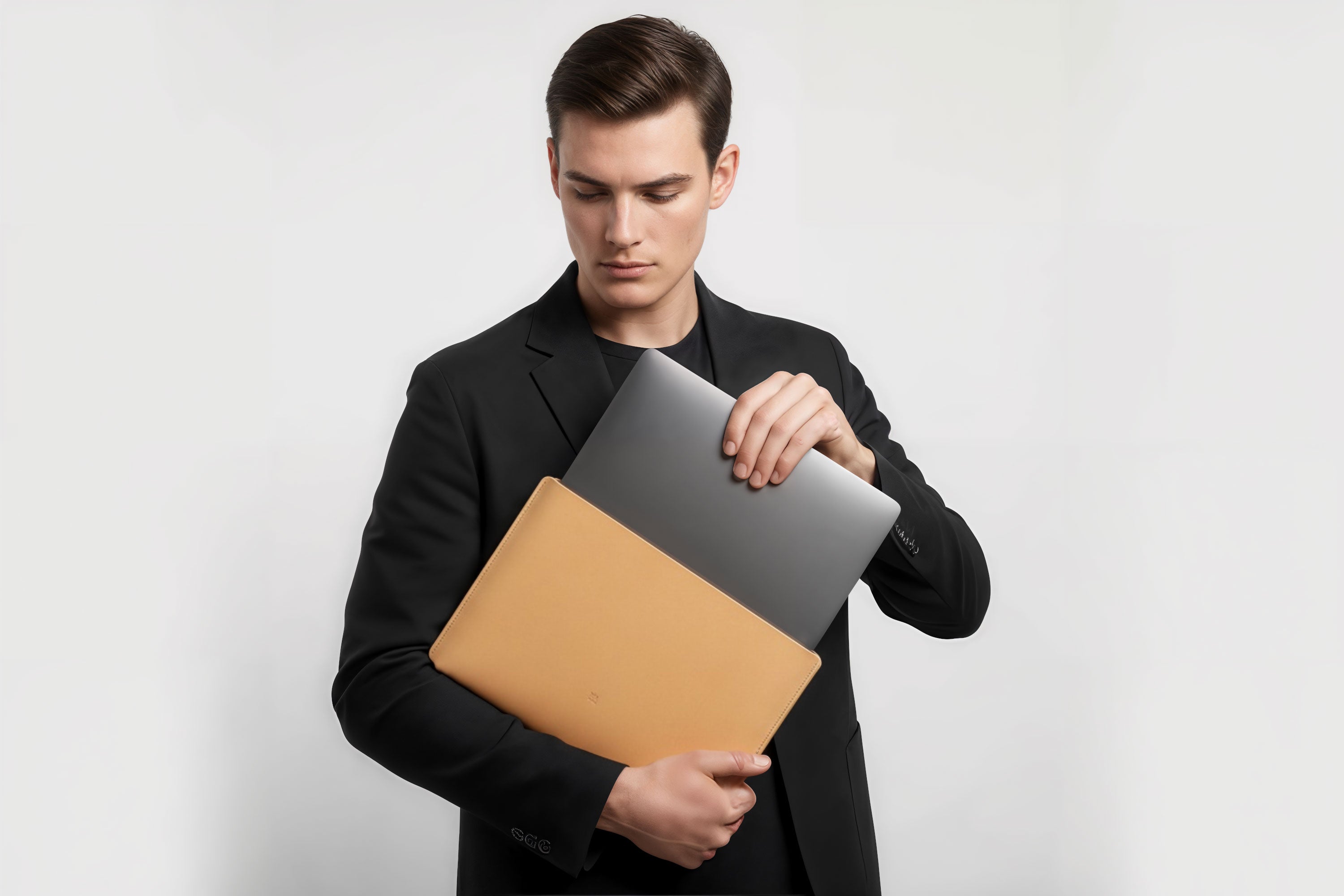 MacBook Slip Sleeve Natural Leather Horizontal On Model Grey Background Minimalistic Premium Design Atelier Madre Manuel Dreesmann Barcelona