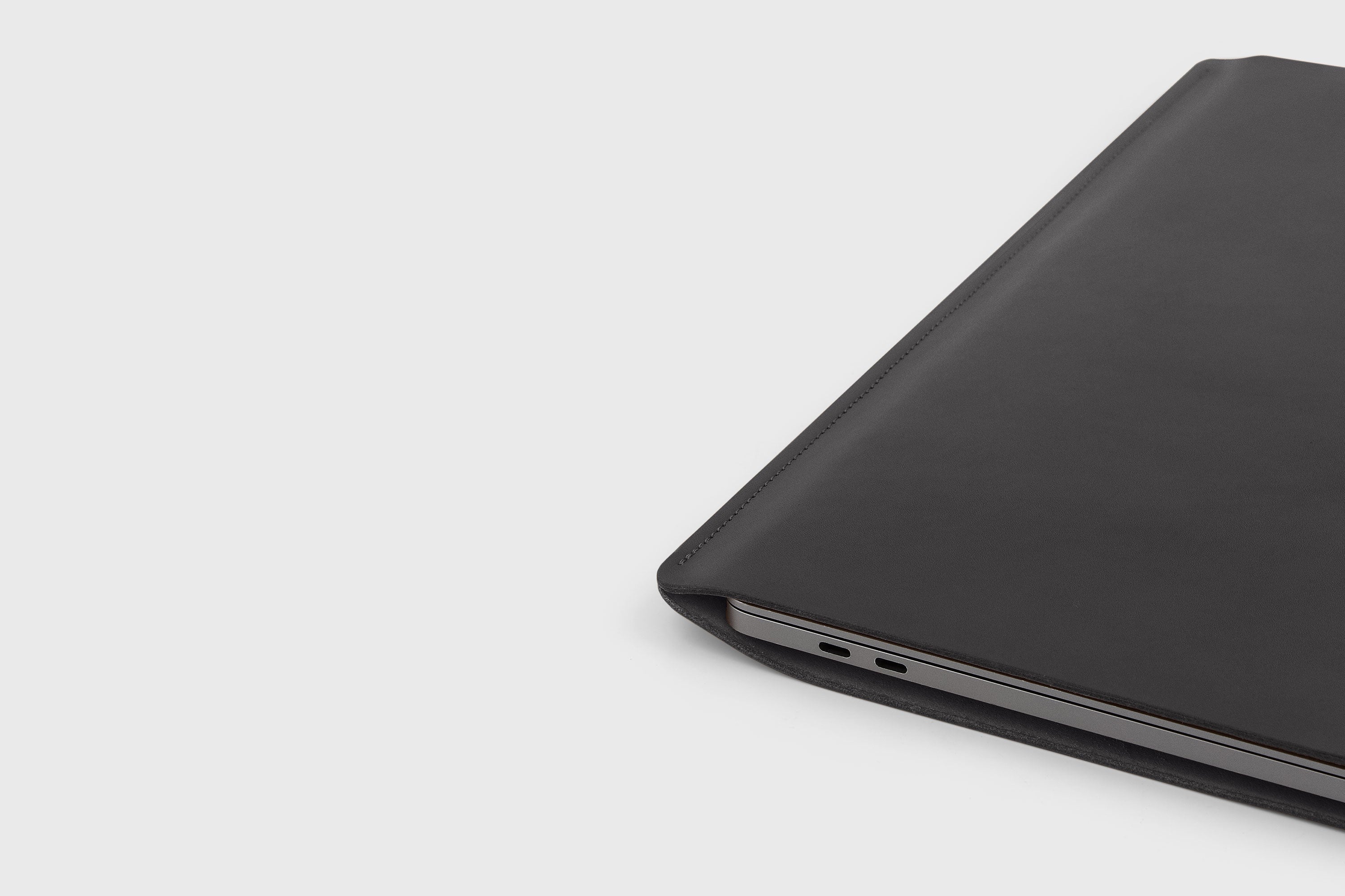 Leather Slip Sleeve For MacBook Vertical Black Color High Quality Full Grain Vegetable Tanned Leather Independent Modern Minimalist Designer Sleek Atelier Madre Manuel Dreesmann Barcelona Spain