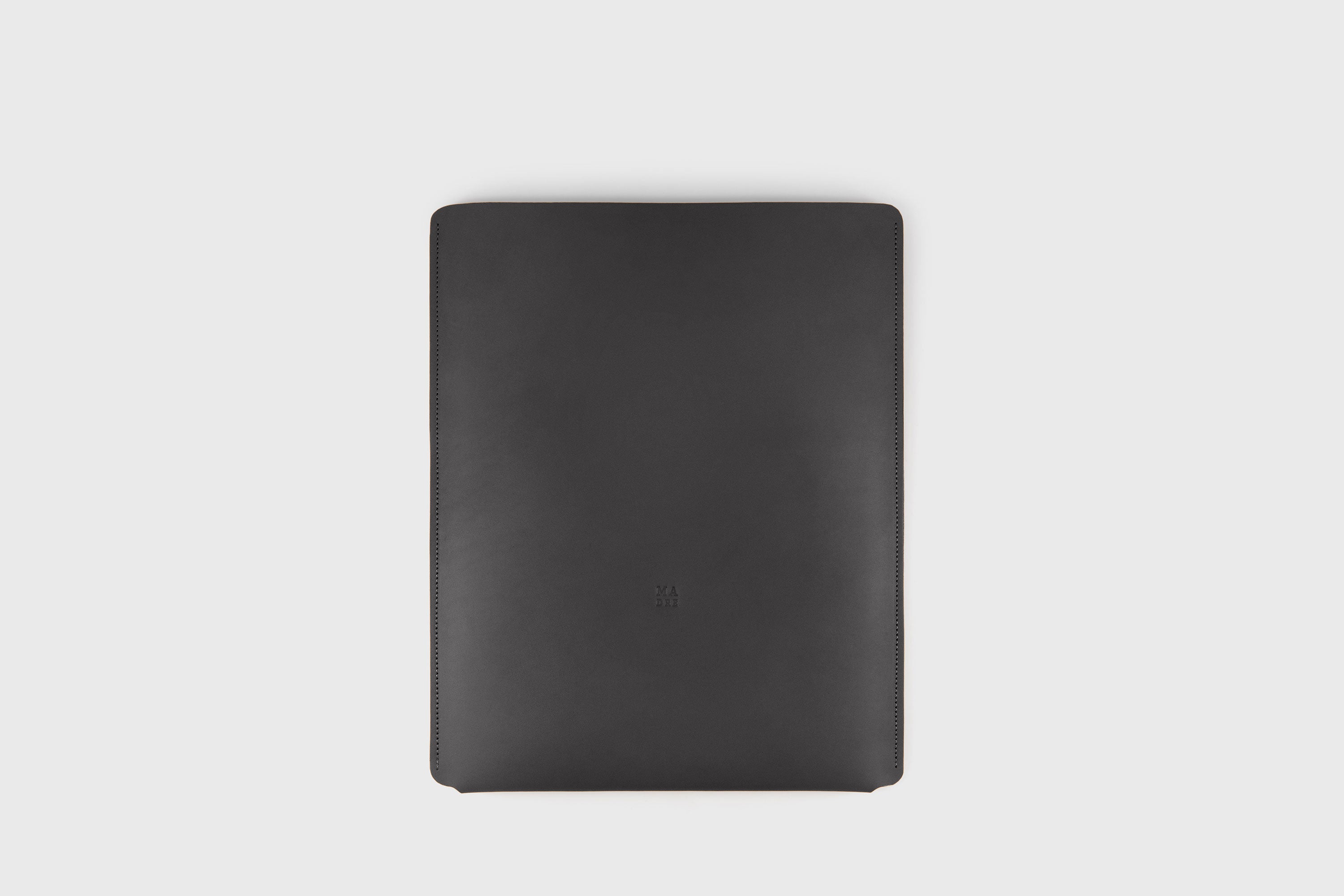 Leather Slip Sleeve For MacBook Vertical Black Color High Quality Full Grain Vegetable Tanned Leather Independent Modern Minimalist Designer Sleek Atelier Madre Manuel Dreesmann Barcelona Spain