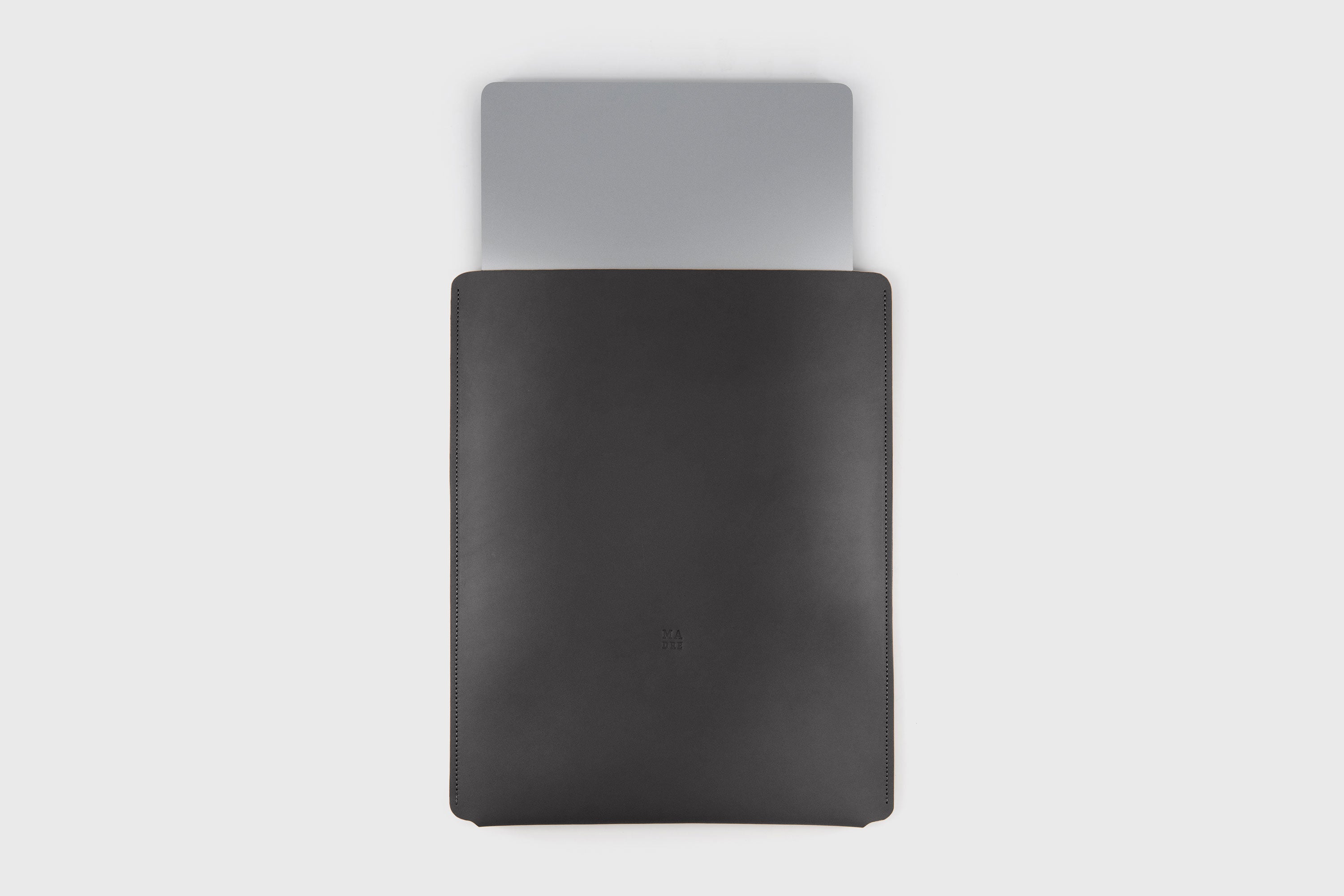 Leather Slip Sleeve For MacBook Vertical Black Color High Quality Full Grain Vegetable Tanned Leather Independent Modern Minimalist Designer Sleek Atelier Madre Manuel Dreesmann Barcelona Spain