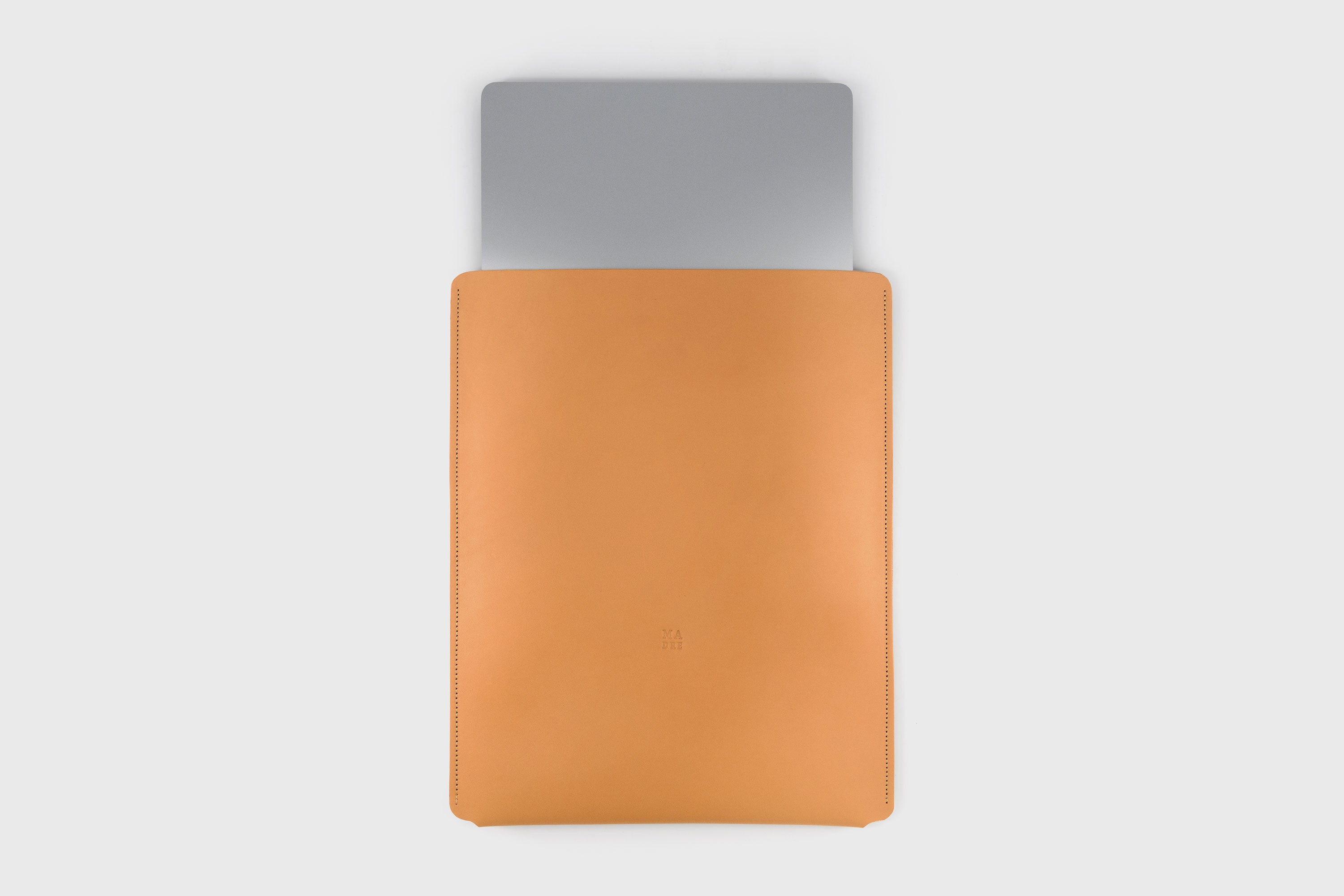 Leather Slip Sleeve For MacBook Vertical Brown Color High Quality Full Grain Vegetable Tanned Leather Independent Modern Minimalist Designer Sleek Atelier Madre Manuel Dreesmann Barcelona Spain