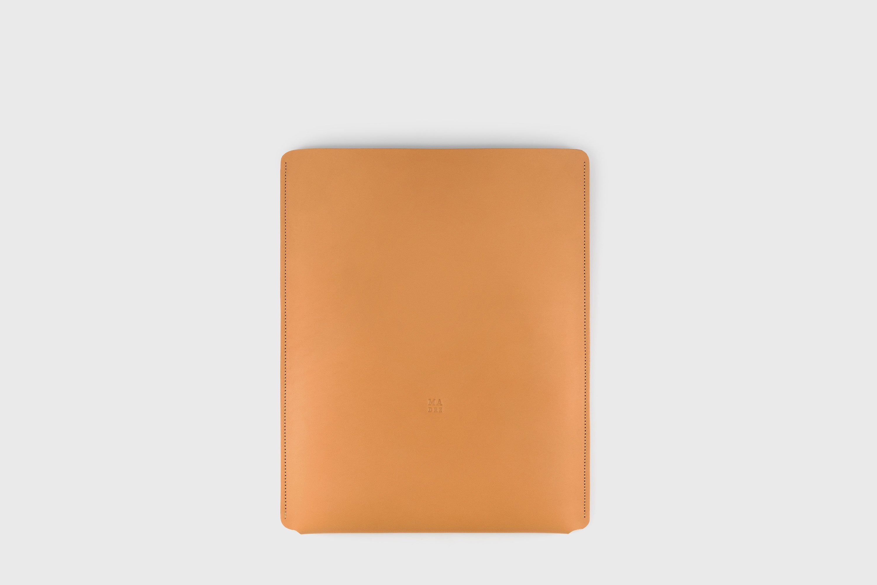 Leather Slip Sleeve For MacBook Vertical Brown Color High Quality Full Grain Vegetable Tanned Leather Independent Modern Minimalist Designer Sleek Atelier Madre Manuel Dreesmann Barcelona Spain