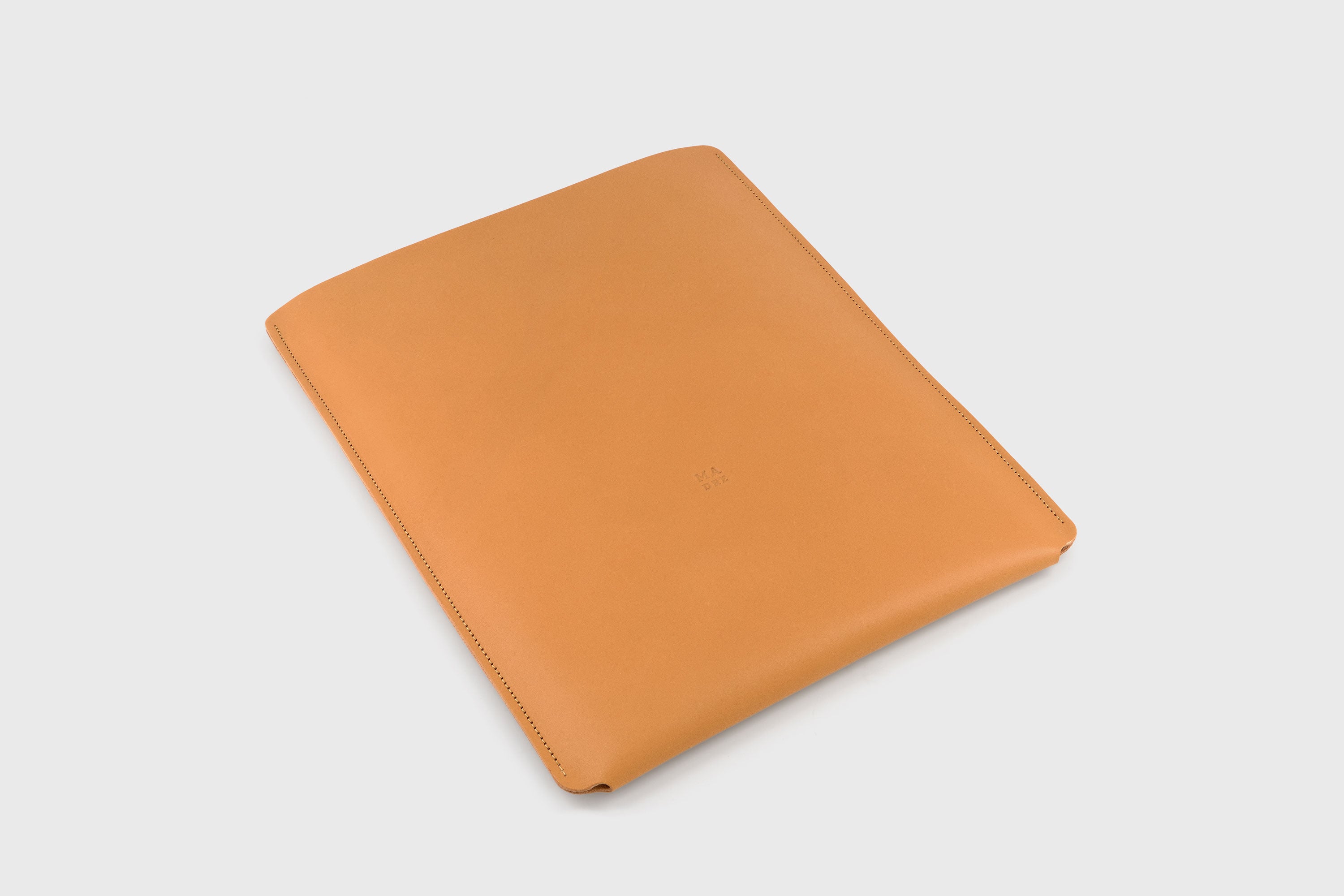 Leather Slip Sleeve For MacBook Vertical Brown Color High Quality Full Grain Vegetable Tanned Leather Independent Modern Minimalist Designer Sleek Atelier Madre Manuel Dreesmann Barcelona Spain