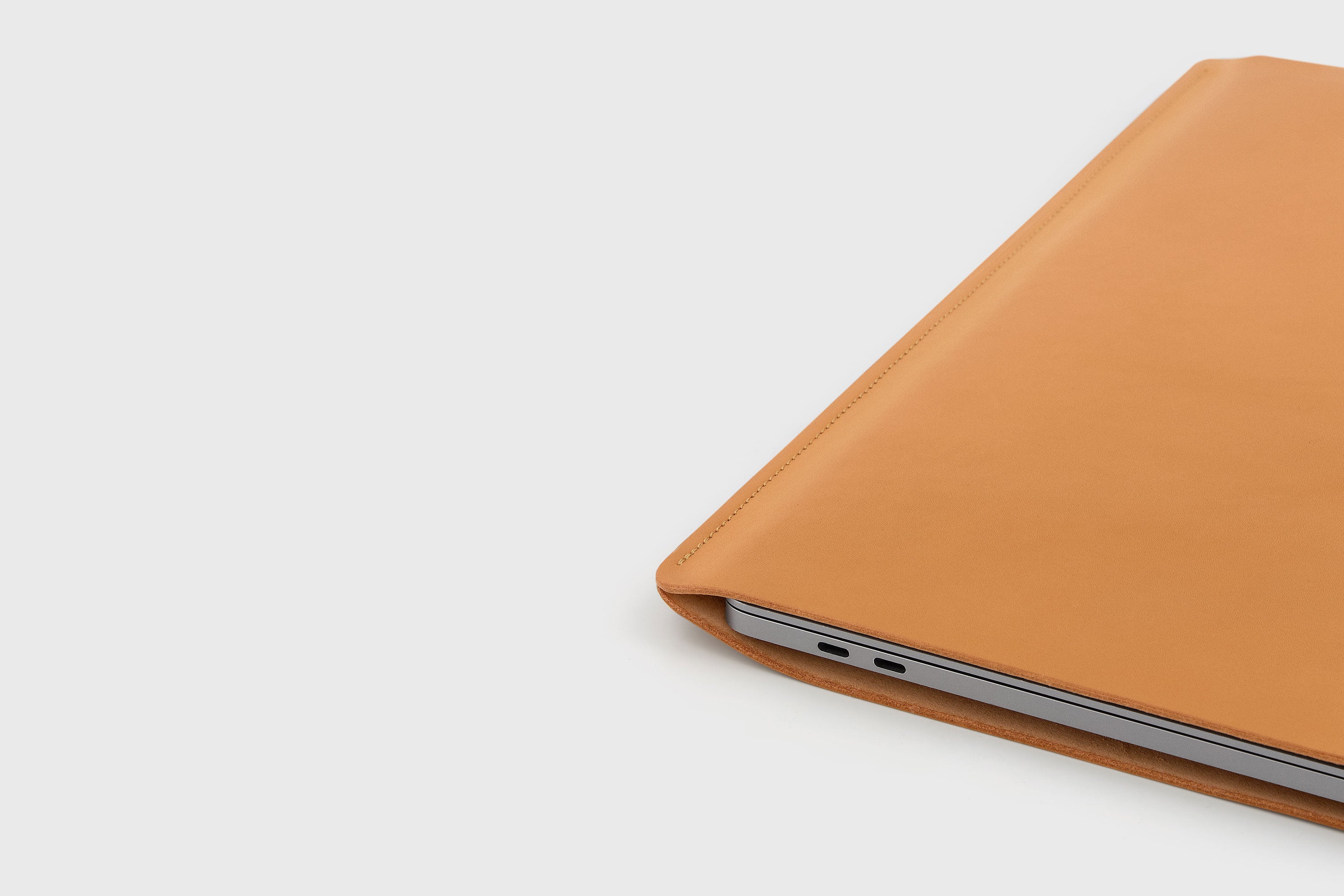 Leather Slip Sleeve For MacBook Vertical Brown Color High Quality Full Grain Vegetable Tanned Leather Independent Modern Minimalist Designer Sleek Atelier Madre Manuel Dreesmann Barcelona Spain