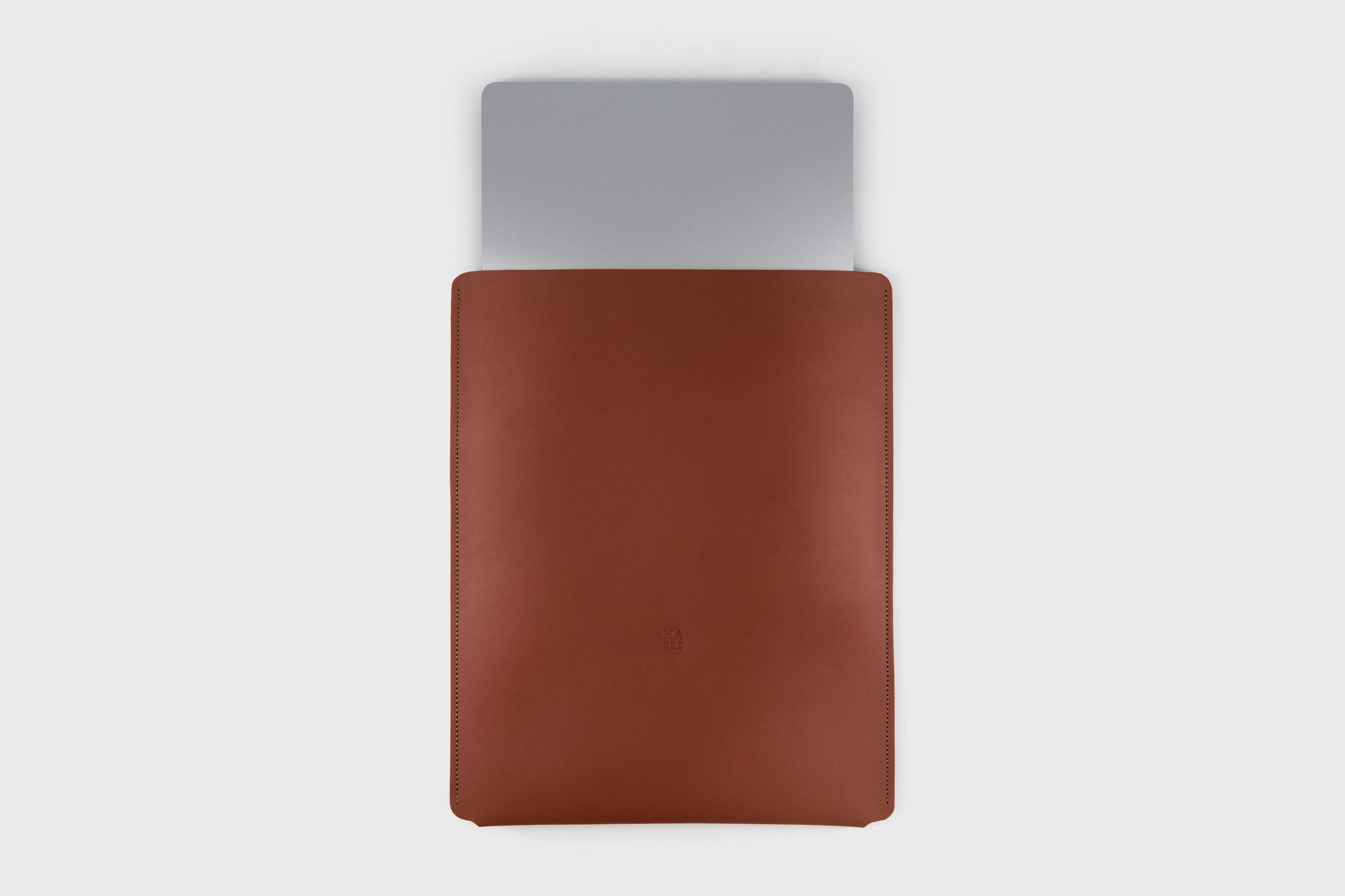 Leather Slip Sleeve For MacBook Vertical Dark Brown Color High Quality Full Grain Vegetable Tanned Leather Independent Modern Minimalist Designer Sleek Atelier Madre Manuel Dreesmann Barcelona Spain