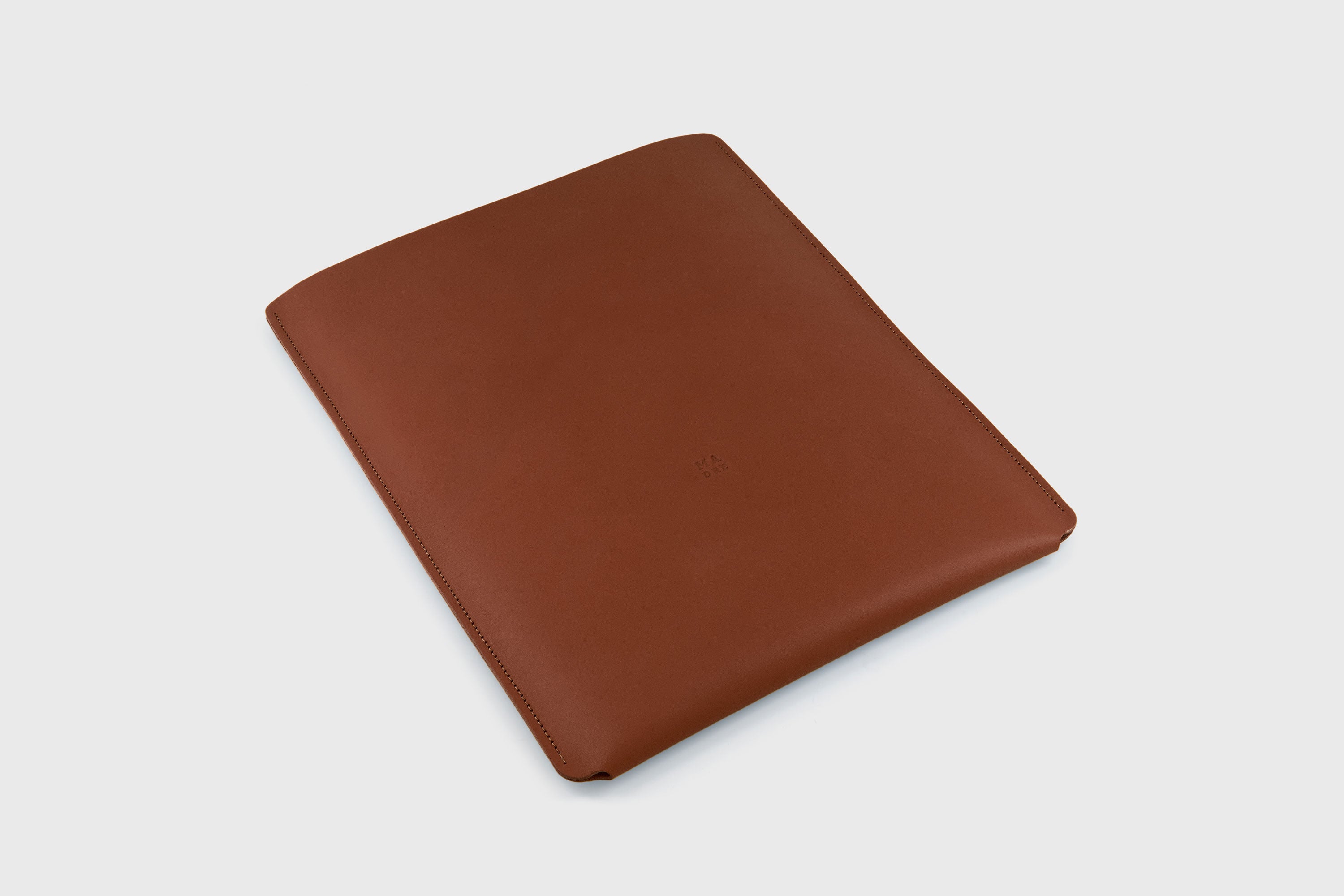 Leather Slip Sleeve For MacBook Vertical Dark Brown Color High Quality Full Grain Vegetable Tanned Leather Independent Modern Minimalist Designer Sleek Atelier Madre Manuel Dreesmann Barcelona Spain