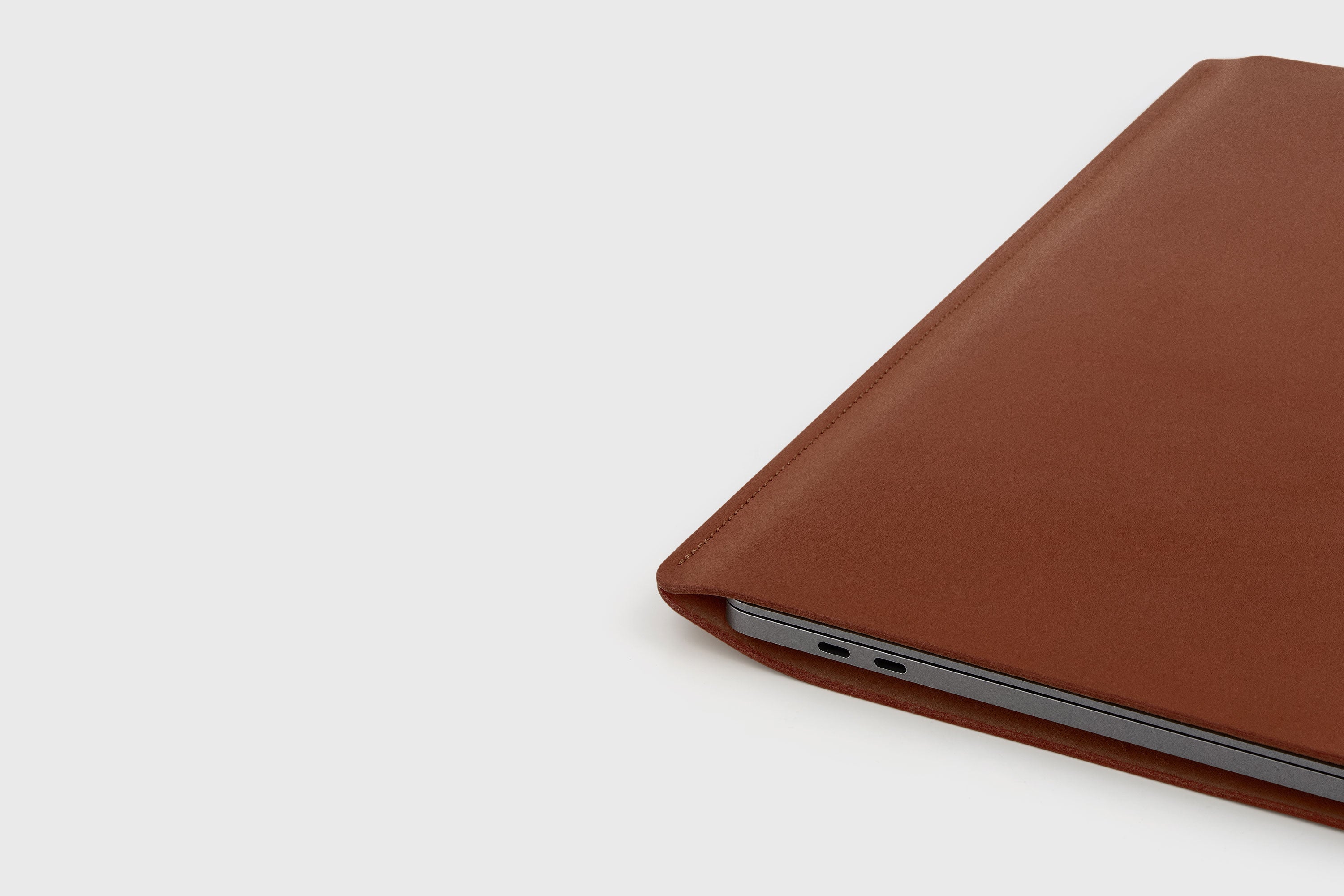Leather Slip Sleeve For MacBook Vertical Dark Brown Color High Quality Full Grain Vegetable Tanned Leather Independent Modern Minimalist Designer Sleek Atelier Madre Manuel Dreesmann Barcelona Spain