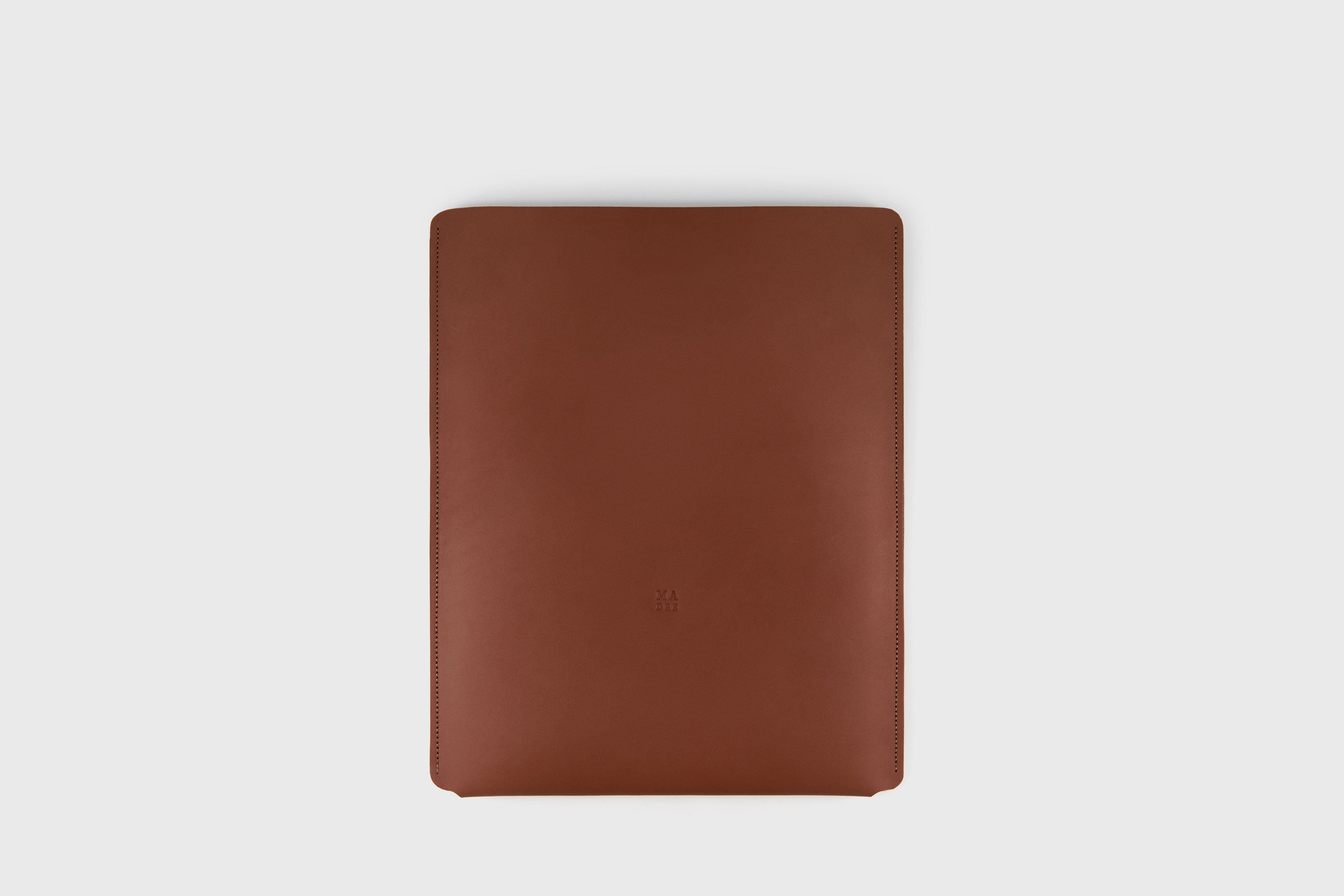 Leather Slip Sleeve For MacBook Vertical Dark Brown Color High Quality Full Grain Vegetable Tanned Leather Independent Modern Minimalist Designer Sleek Atelier Madre Manuel Dreesmann Barcelona Spain