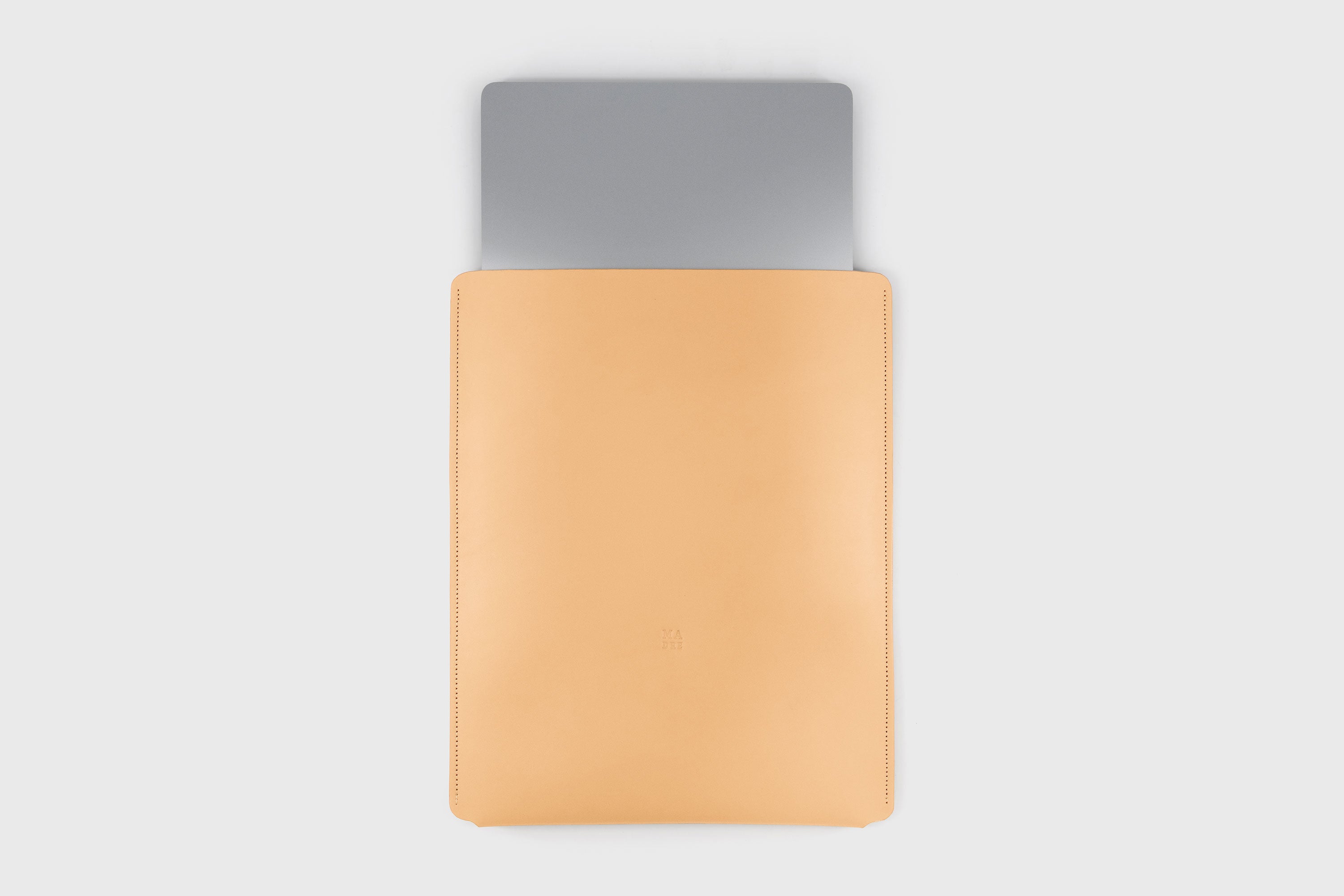 Leather Slip Sleeve For MacBook Vertical Natural Color High Quality Full Grain Vegetable Tanned Leather Independent Modern Minimalist Designer Sleek Atelier Madre Manuel Dreesmann Barcelona Spain