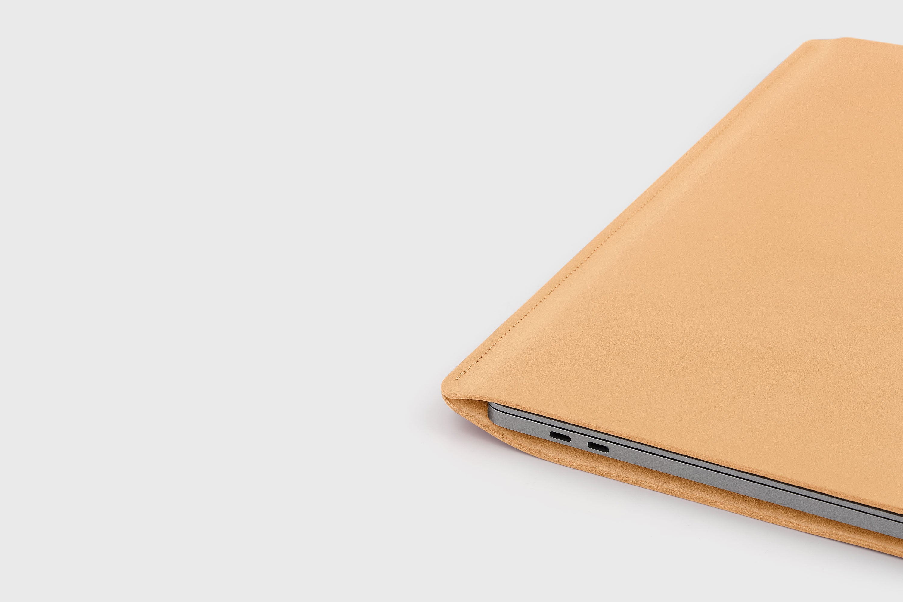 Leather Slip Sleeve For MacBook Vertical Natural Color High Quality Full Grain Vegetable Tanned Leather Independent Modern Minimalist Designer Sleek Atelier Madre Manuel Dreesmann Barcelona Spain