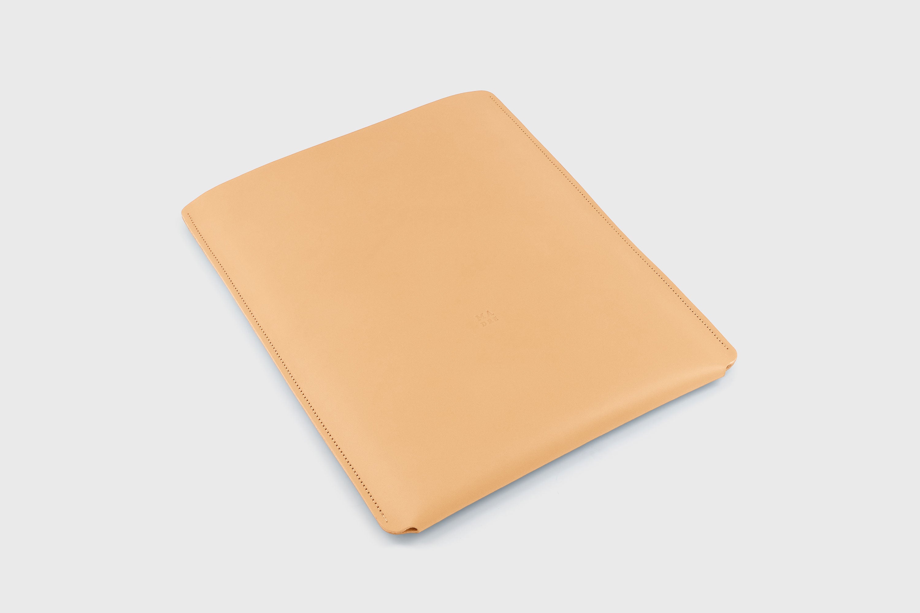 Leather Slip Sleeve For MacBook Vertical Natural Color High Quality Full Grain Vegetable Tanned Leather Independent Modern Minimalist Designer Sleek Atelier Madre Manuel Dreesmann Barcelona Spain