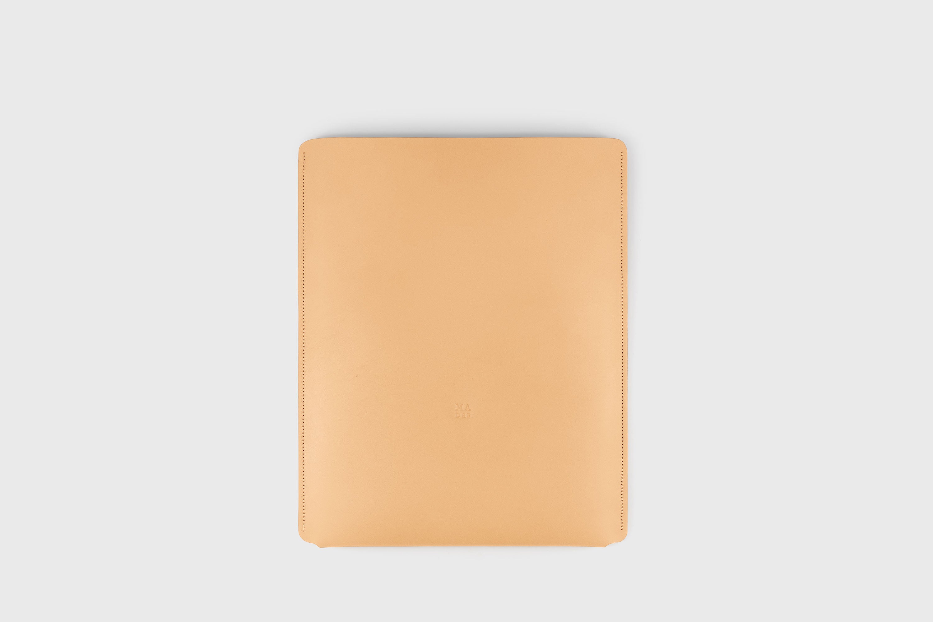 Leather Slip Sleeve For MacBook Vertical Natural Color High Quality Full Grain Vegetable Tanned Leather Independent Modern Minimalist Designer Sleek Atelier Madre Manuel Dreesmann Barcelona Spain