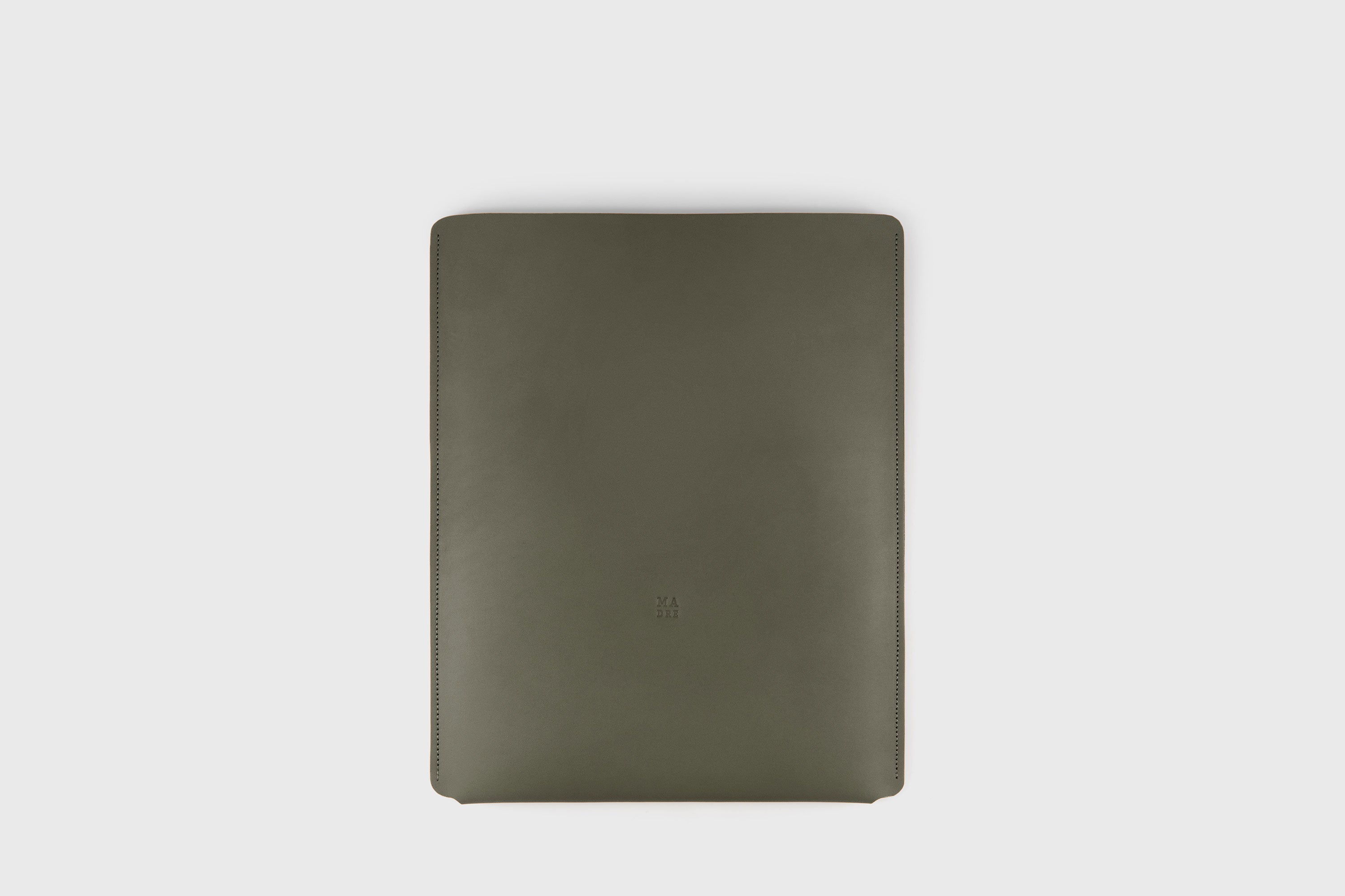 Leather Slip Sleeve For MacBook Vertical Olive Green Color High Quality Full Grain Vegetable Tanned Leather Independent Modern Minimalist Designer Sleek Atelier Madre Manuel Dreesmann Barcelona Spain