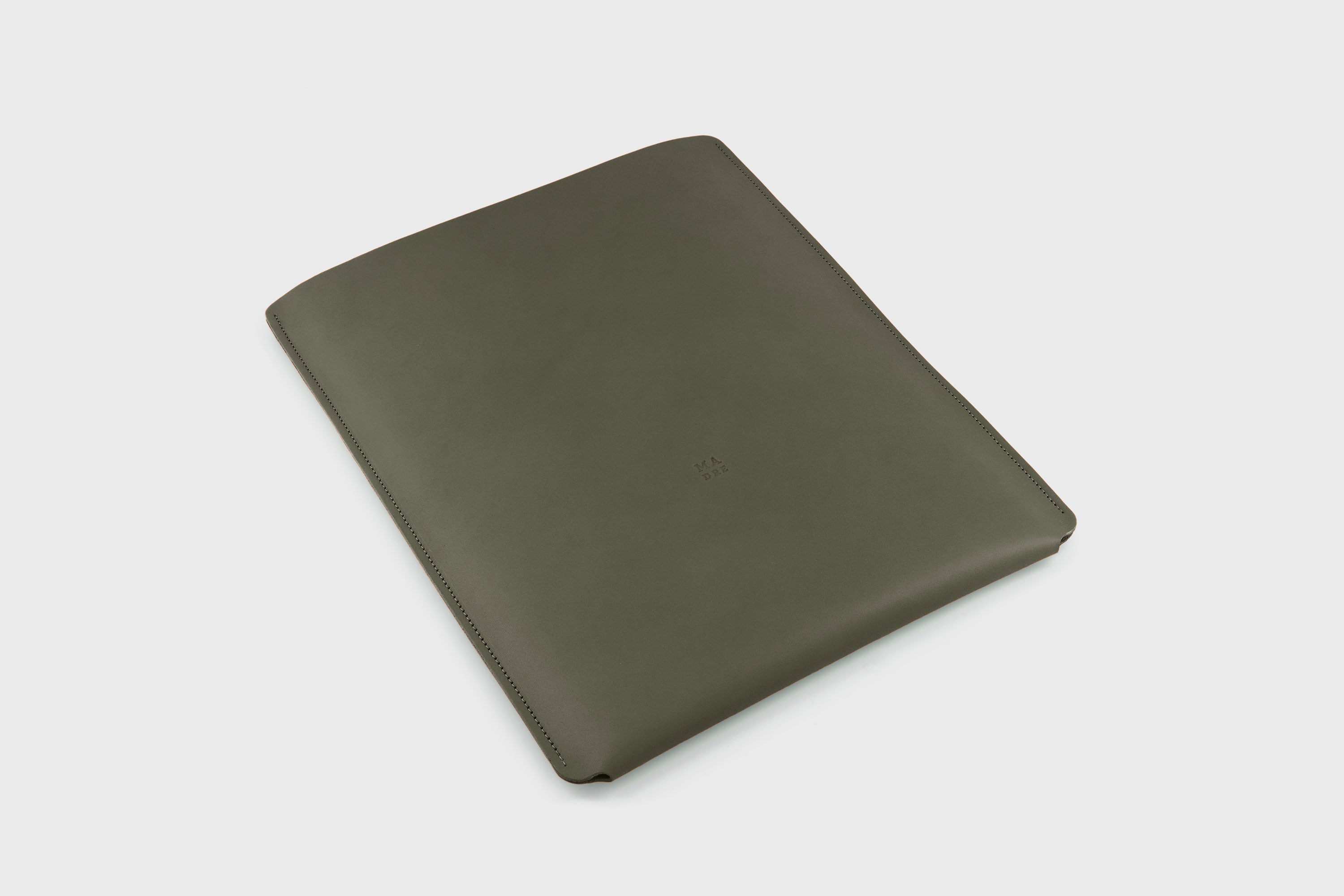 Leather Slip Sleeve For MacBook Vertical Olive Green Color High Quality Full Grain Vegetable Tanned Leather Independent Modern Minimalist Designer Sleek Atelier Madre Manuel Dreesmann Barcelona Spain