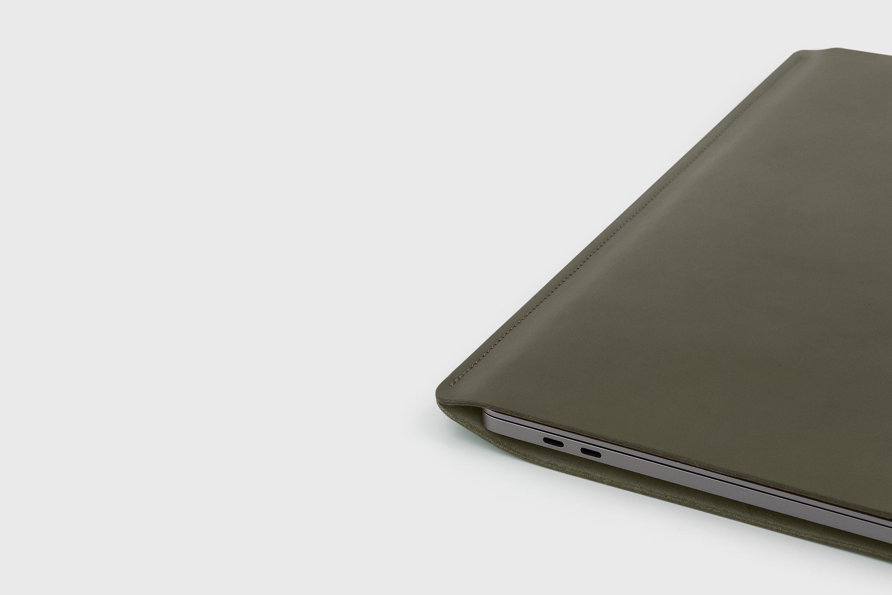 Leather Slip Sleeve For MacBook Vertical Olive Green Color High Quality Full Grain Vegetable Tanned Leather Independent Modern Minimalist Designer Sleek Atelier Madre Manuel Dreesmann Barcelona Spain