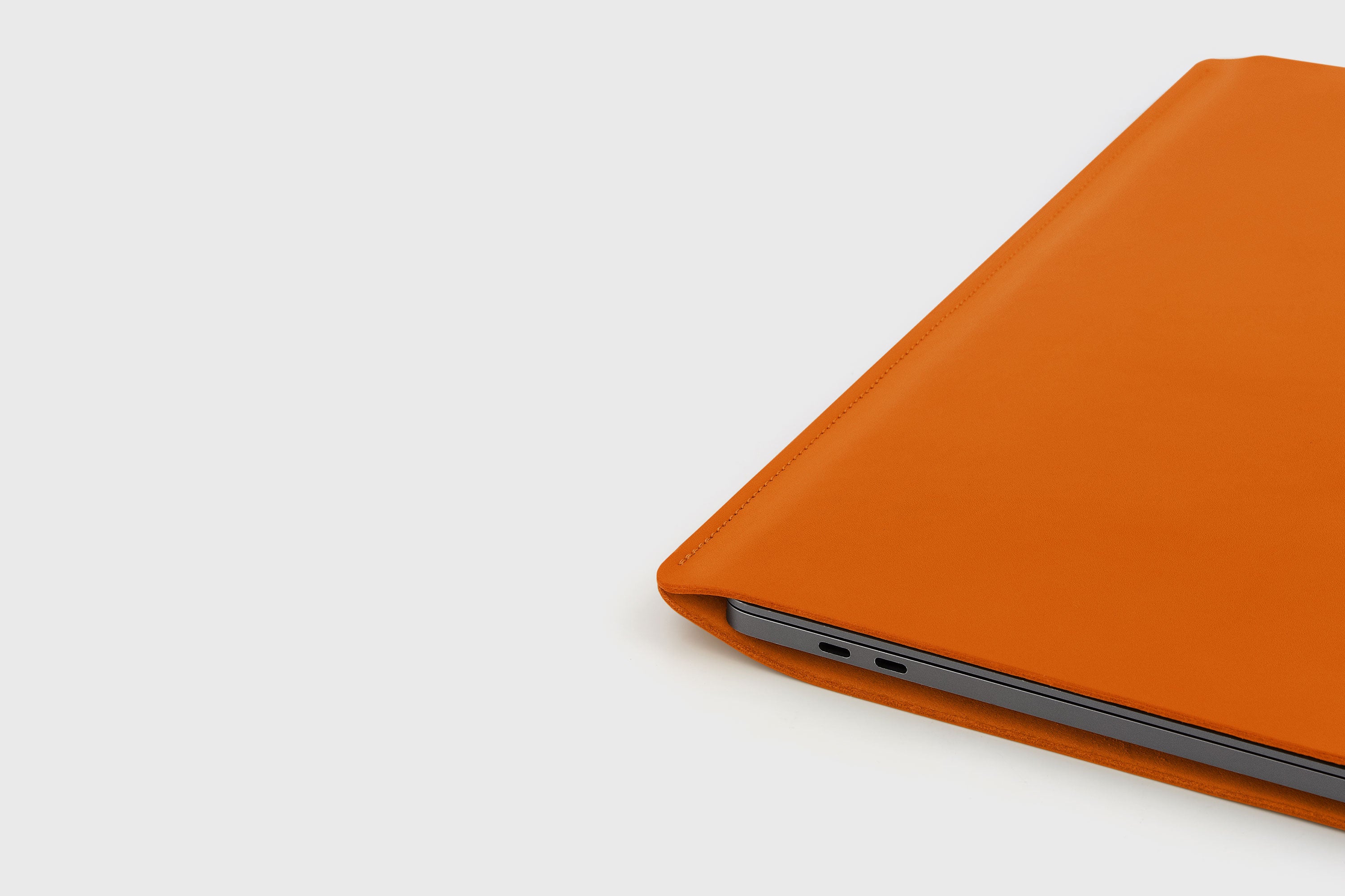 Leather Slip Sleeve For MacBook Vertical Orange Color High Quality Full Grain Vegetable Tanned Leather Independent Modern Minimalist Designer Sleek Atelier Madre Manuel Dreesmann Barcelona Spain