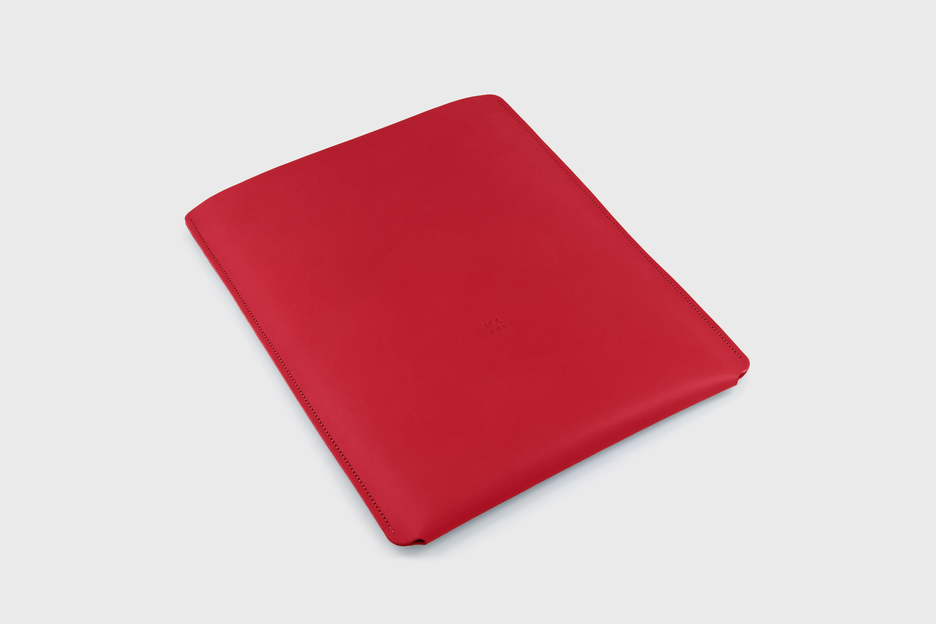 Leather Slip Sleeve For MacBook Vertical Red Color High Quality Full Grain Vegetable Tanned Leather Independent Modern Minimalist Designer Sleek Atelier Madre Manuel Dreesmann Barcelona Spain