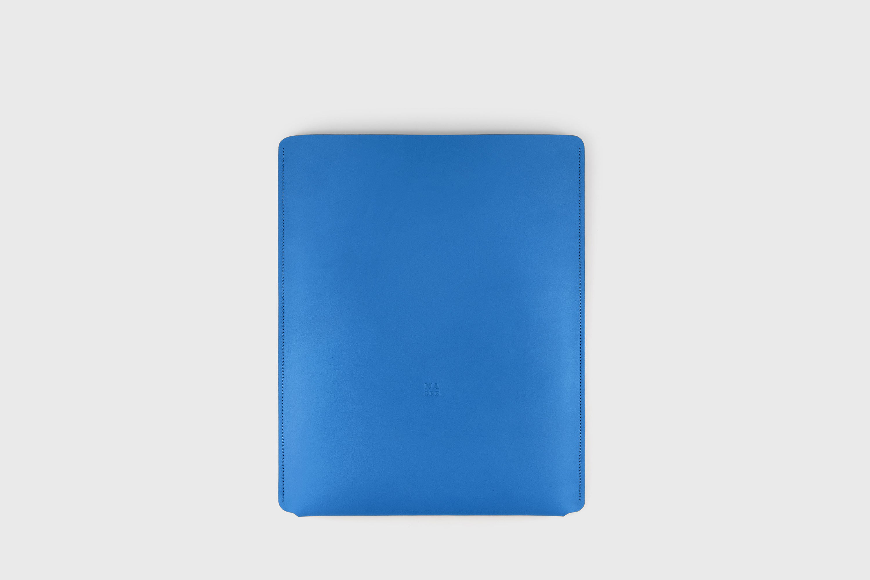 Leather Slip Sleeve For MacBook Vertical Royal Blue Color High Quality Full Grain Vegetable Tanned Leather Independent Modern Minimalist Designer Sleek Atelier Madre Manuel Dreesmann Barcelona Spain