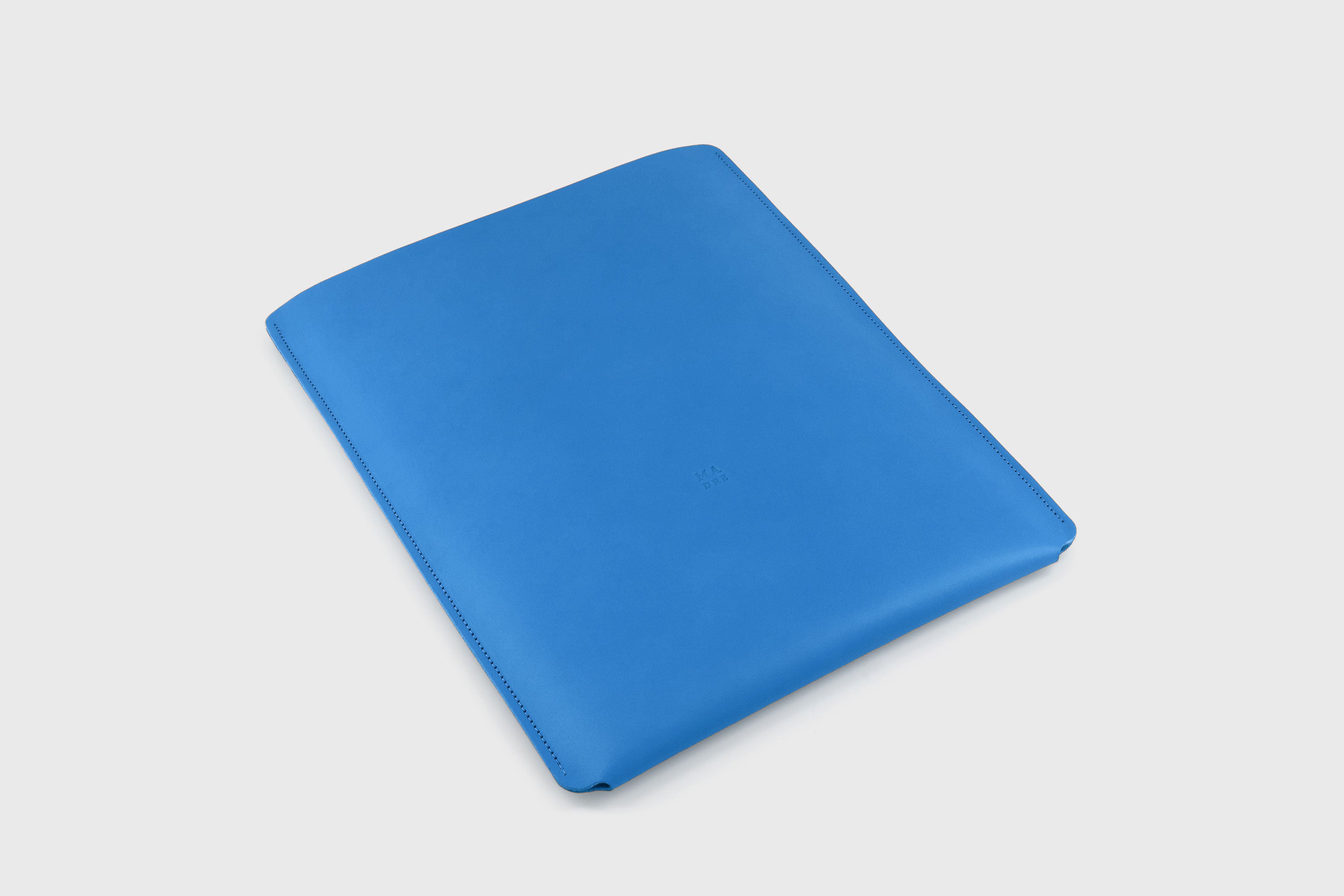 Leather Slip Sleeve For MacBook Vertical Royal Blue Color High Quality Full Grain Vegetable Tanned Leather Independent Modern Minimalist Designer Sleek Atelier Madre Manuel Dreesmann Barcelona Spain