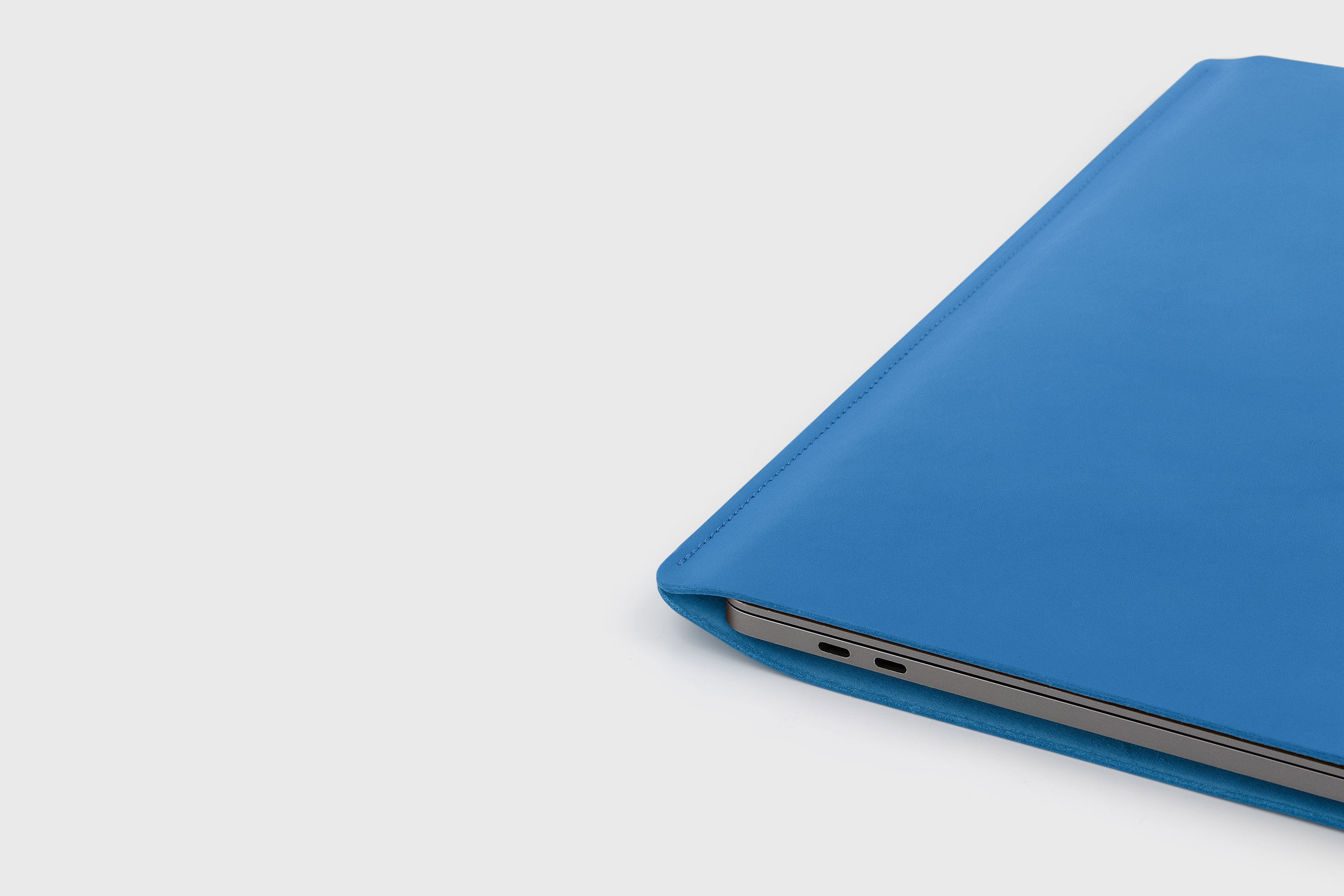 Leather Slip Sleeve For MacBook Vertical Royal Blue Color High Quality Full Grain Vegetable Tanned Leather Independent Modern Minimalist Designer Sleek Atelier Madre Manuel Dreesmann Barcelona Spain
