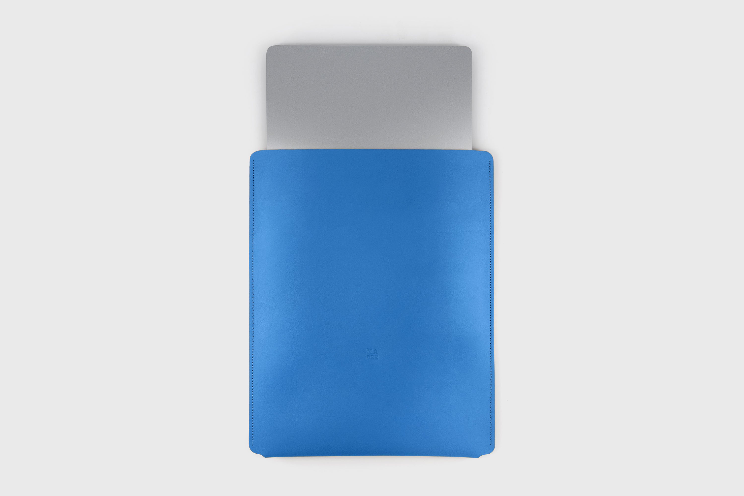 Leather Slip Sleeve For MacBook Vertical Royal Blue Color High Quality Full Grain Vegetable Tanned Leather Independent Modern Minimalist Designer Sleek Atelier Madre Manuel Dreesmann Barcelona Spain