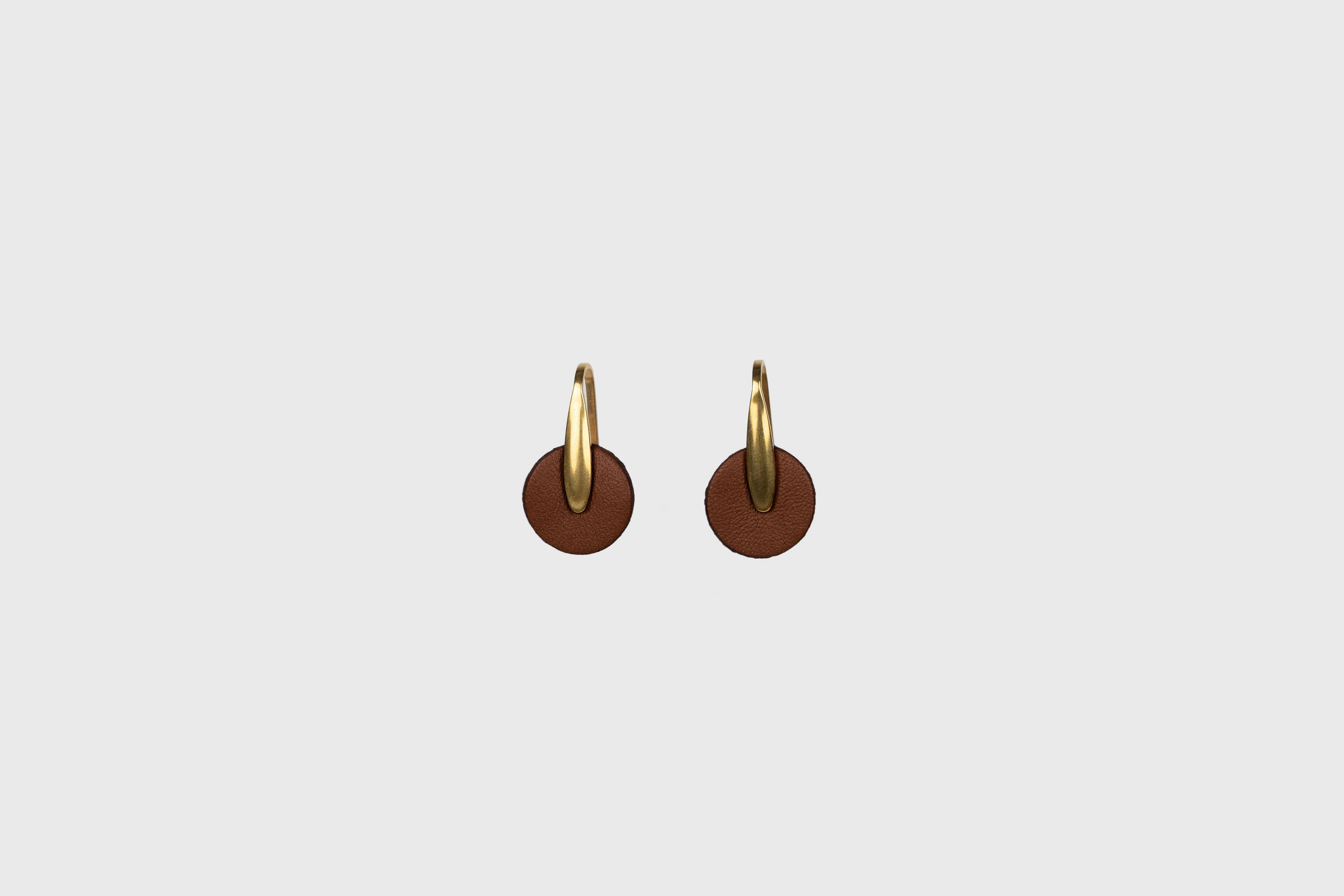 Lina Earrings In Dark Brown Color In Vegetable Tanned Leather Brass Hook Minimalistic Design Atelier Madre Manuel Dreesmann Barcelona Spain