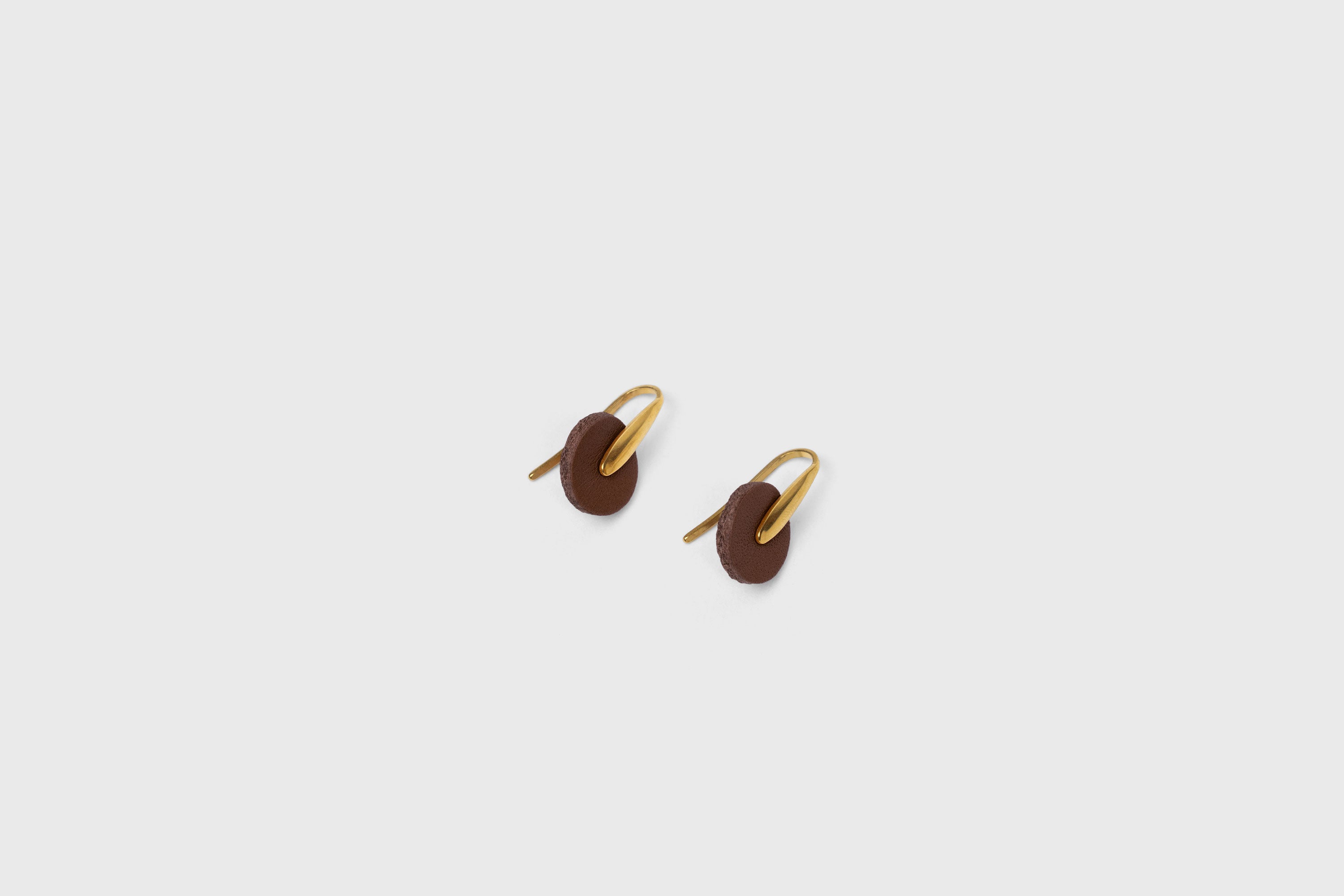 Lina Earrings In Dark Brown Color In Vegetable Tanned Leather Brass Hook Minimalistic Design Atelier Madre Manuel Dreesmann Barcelona Spain