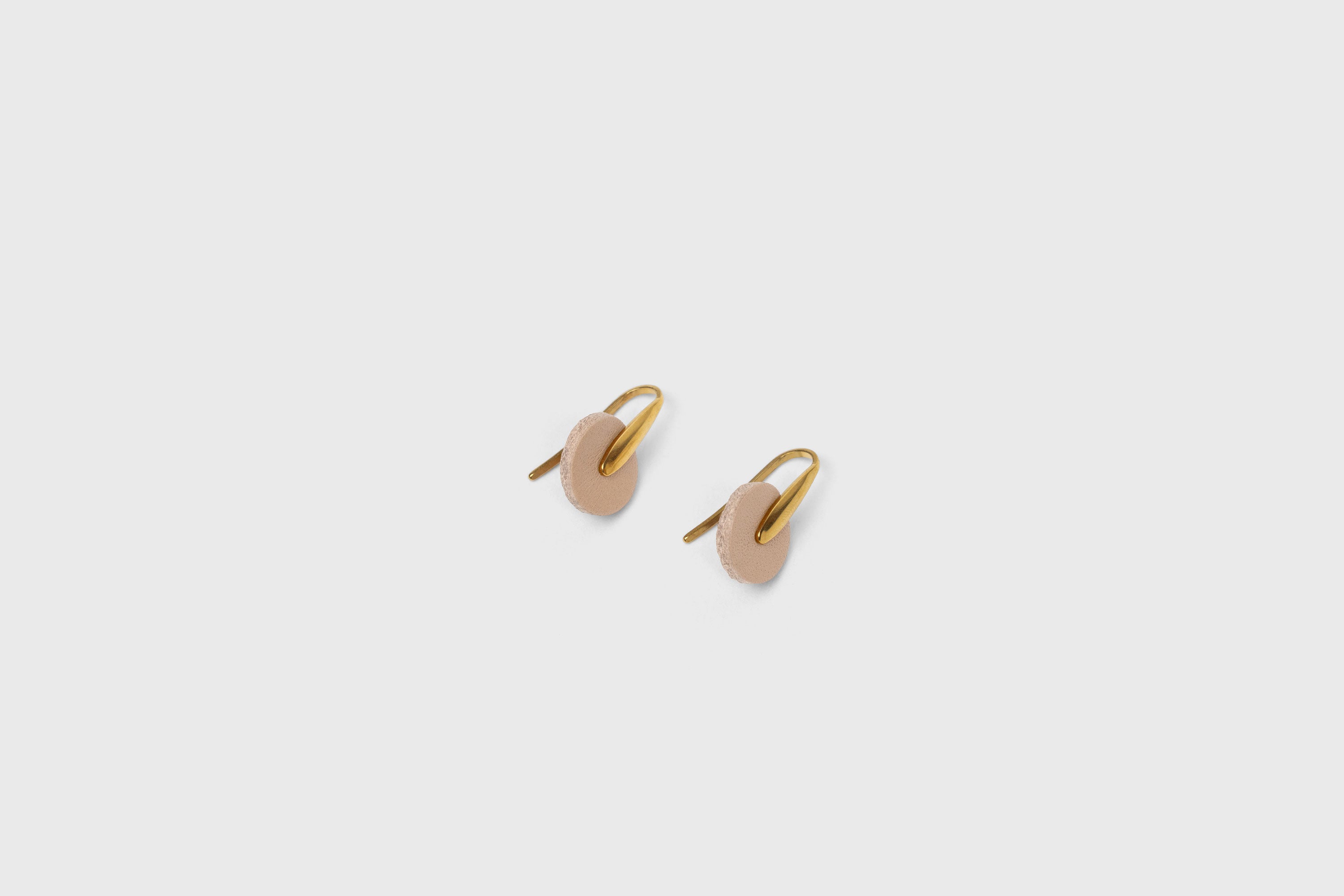 Lina Earrings In Natural Color In Vegetable Tanned Leather Brass Hook Minimalistic Design Atelier Madre Manuel Dreesmann Barcelona Spain