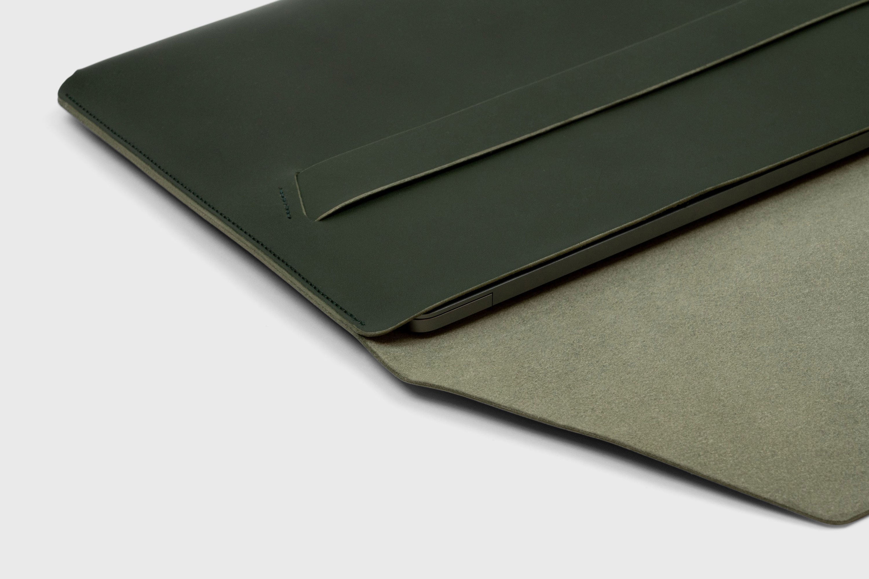 MacBook Air 13 Inch Leather Sleeve Case Dark Olive Green Full Grain Premium Real Leather Minimalistic Design Handmade Premium Atelier Madre Manuel Dreesmann Barcelona Spain