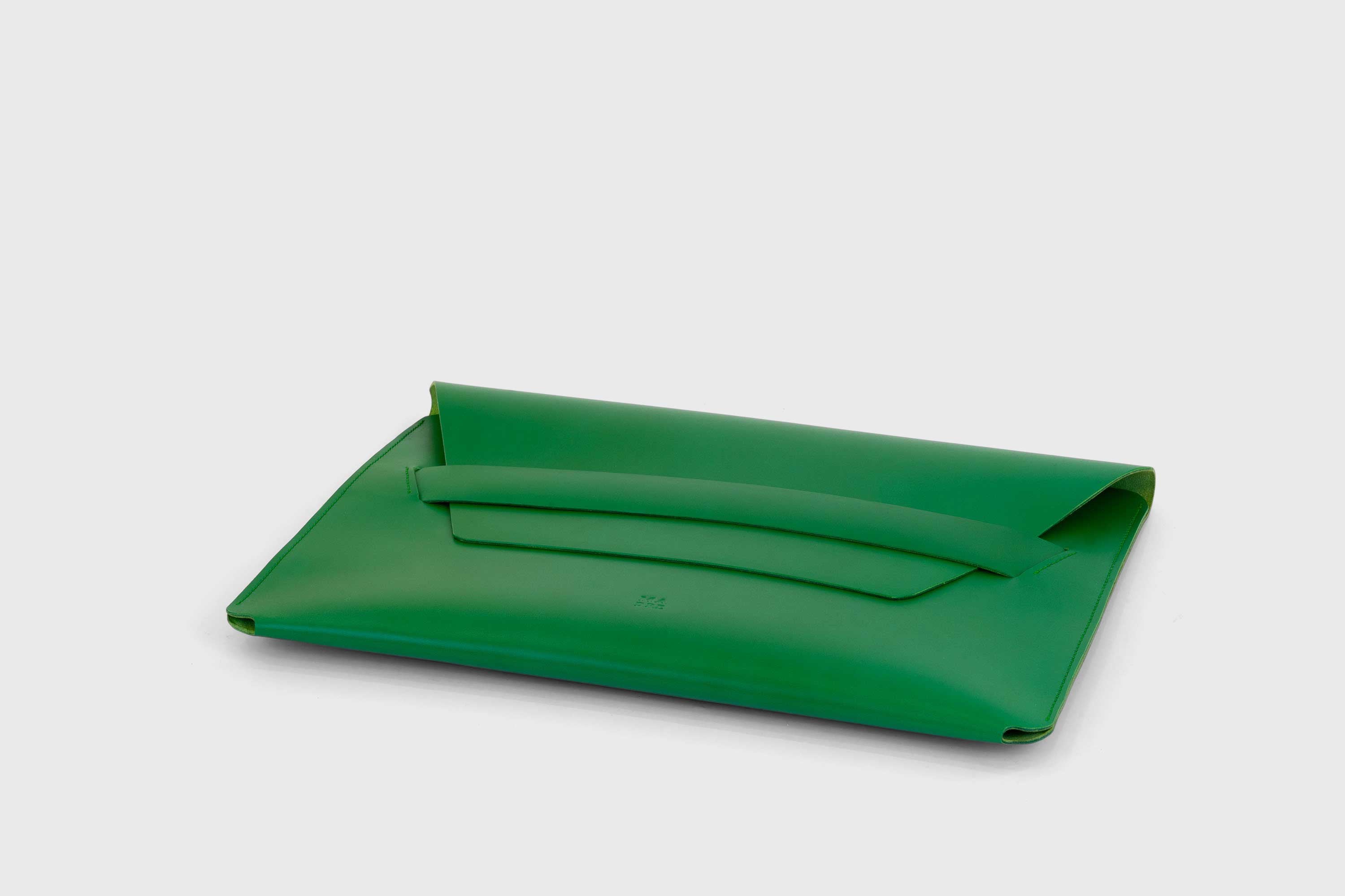 MacBook Air 15 Inch Grass Green Leather Sleeve Full Grain Minimalist Design Atelier Madre Manuel Dreesmann Barcelona Spain