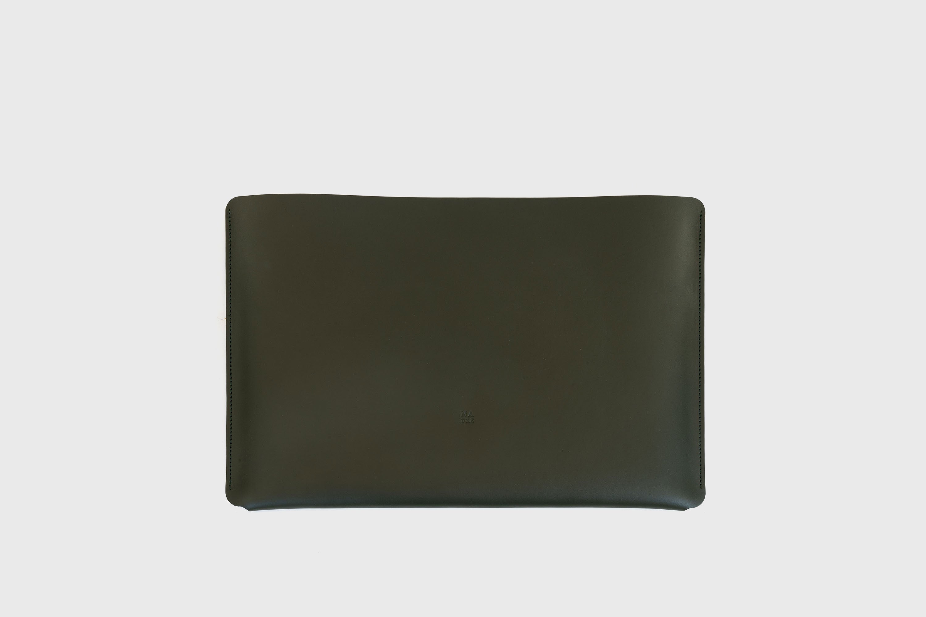 MacBook Pro Sleeve 16 Inch Leather Horizontal Olive Green Vegetable Tanned Full Grain Premium Designer Spanish Minimalistic Manuel Dreesmann Atelier Madre Barcelona Spain