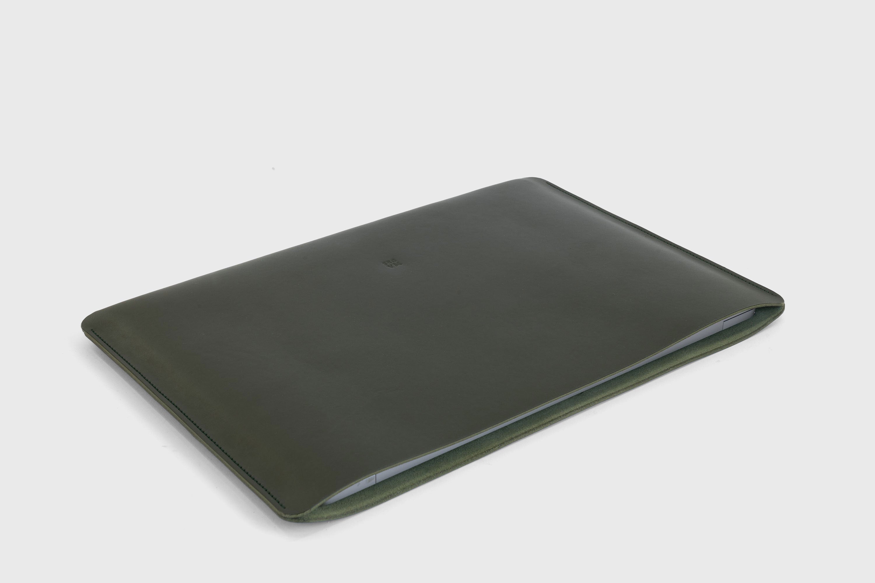 MacBook Pro Sleeve 16 Inch Leather Horizontal Olive Green Vegetable Tanned Full Grain Premium Designer Spanish Minimalistic Manuel Dreesmann Atelier Madre Barcelona Spain