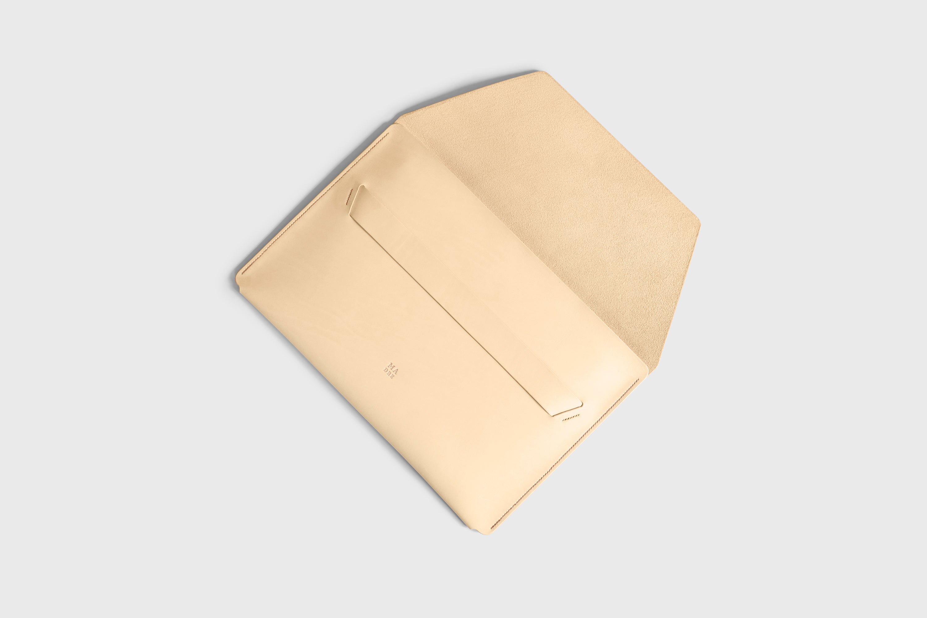 MacBook Air 15 Inch Leather Sleeve Natural Vachetta Leather Full Grain Design Atelier Madre Manuel Dreesmann Barcelona