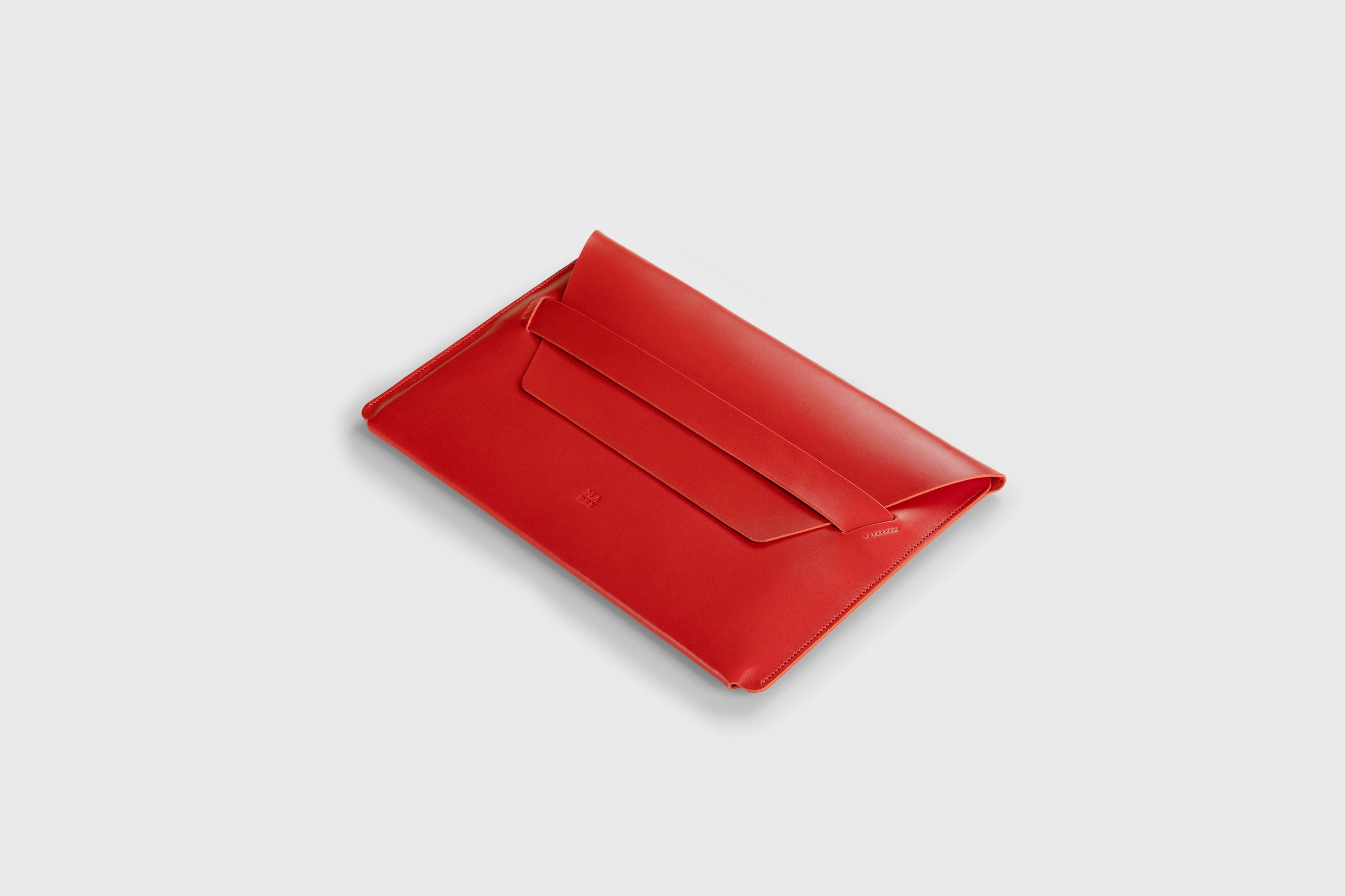 MacBook Air 15 Inch Leather Sleeve Red Vachetta Leather Full Grain Design Atelier Madre Manuel Dreesmann Barcelona