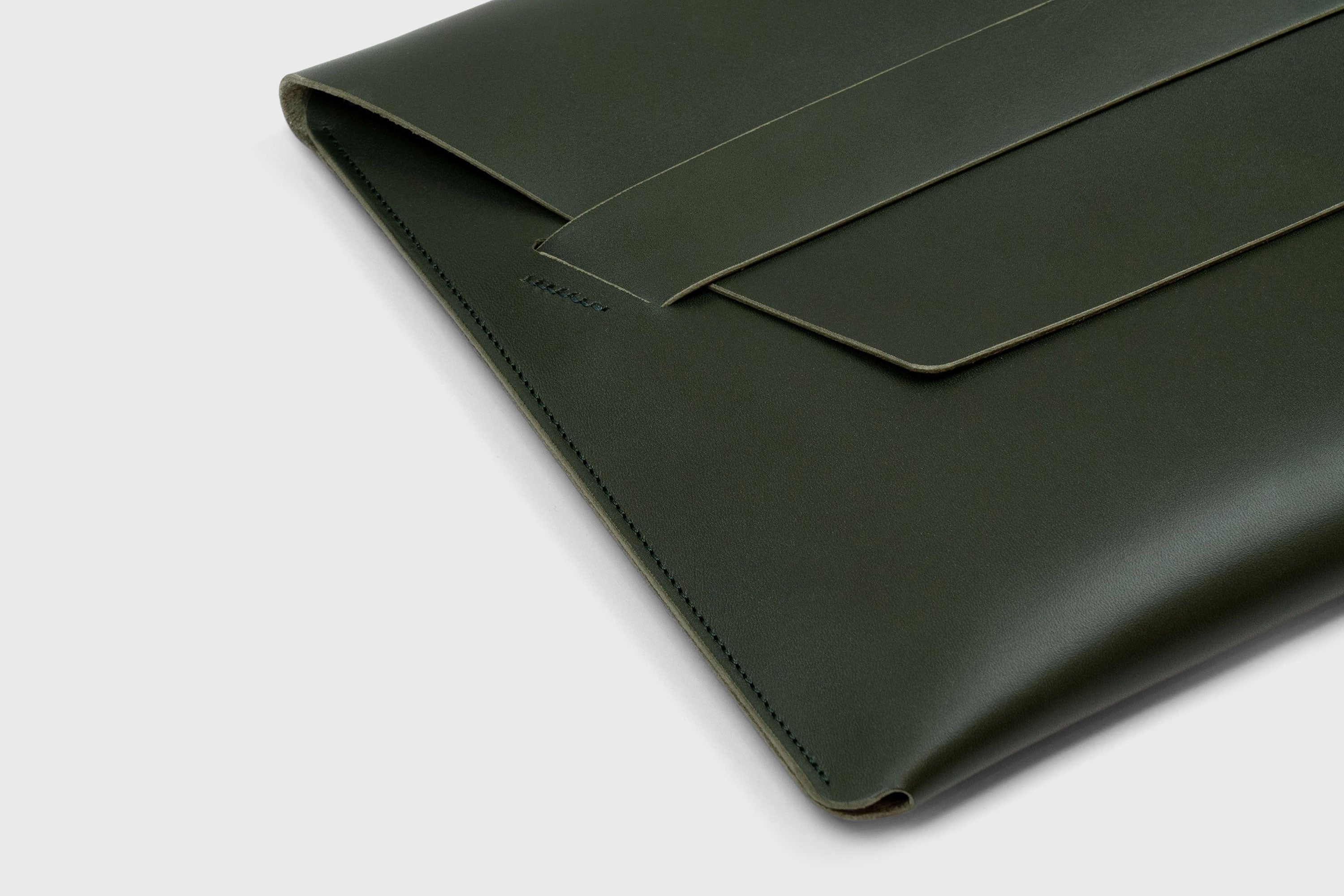 MacBook Air 15 Inch Leather Sleeve Olive Green Vachetta Leather Full Grain Design Atelier Madre Manuel Dreesmann Barcelona