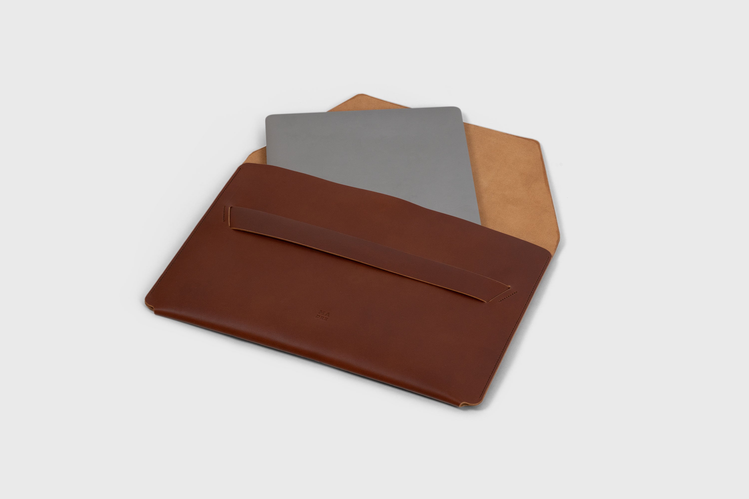 MacBook Pro 16 Inch Leather Sleeve Dark Brown Luxury Premium Case Vegetable Tanned Full Grain Real Leather Minimalist Designer Manuel Dreesman Atelier Madre Barcelona Spain