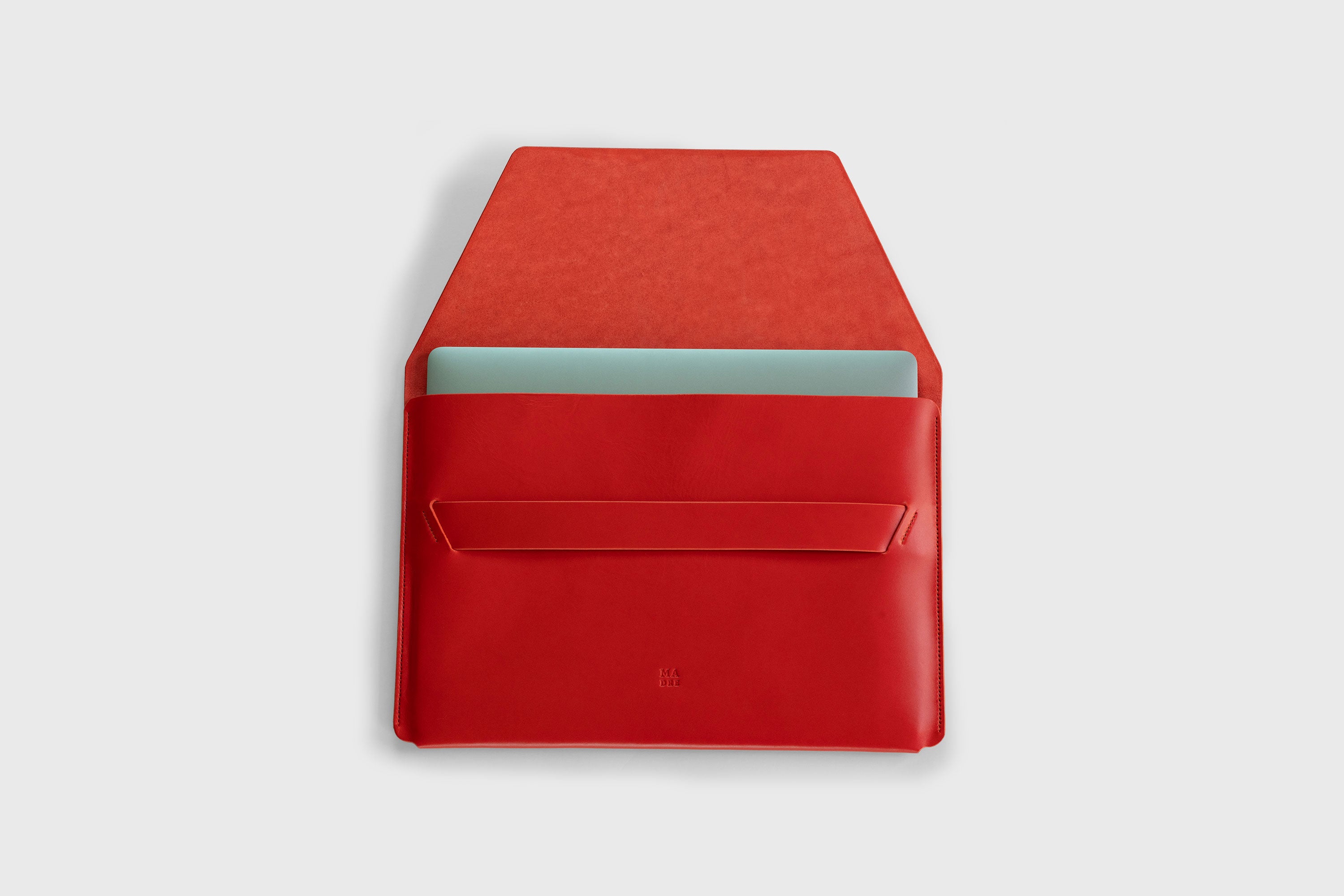 MacBook Pro 16 Inch Leather Sleeve Red Luxury Premium Case Vegetable Tanned Full Grain Real Leather Minimalist Designer Manuel Dreesman Atelier Madre Barcelona Spain