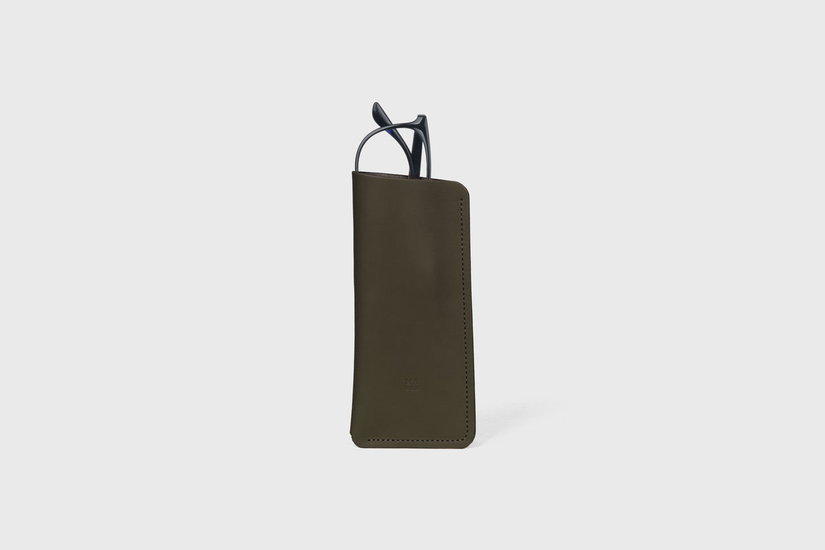 Maria Glasses Case Royal Olive Green Color Leather Atelier Madre Manuel Dreesmann Barcelona Spain 2