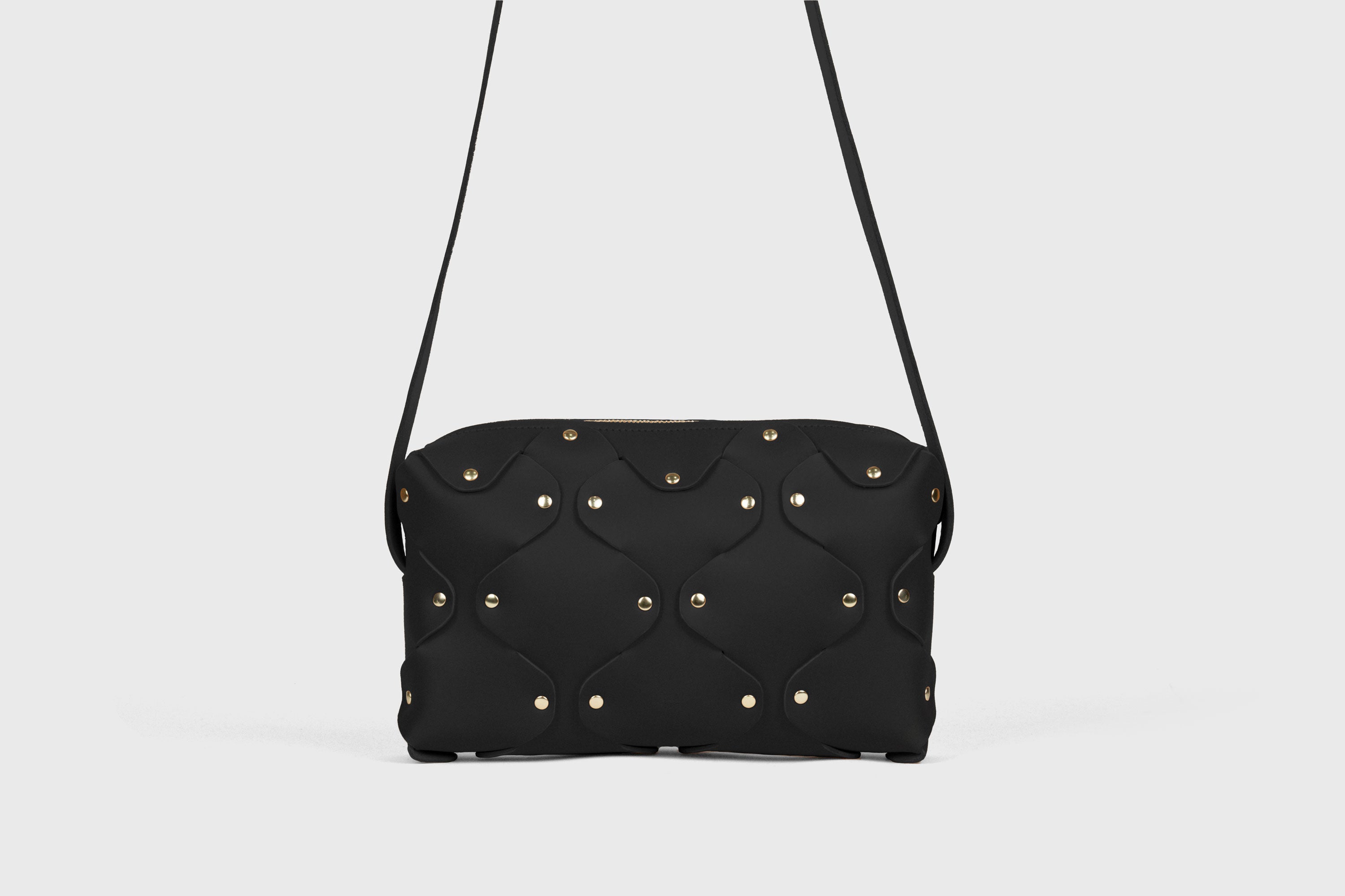 Sac en cuir Marlin, Noir, pochette carrée minimaliste de créateur avec rivets en laiton de qualité, fermeture à glissière, sac à bandoulière, pochette de soirée, sac d'atelier Madre Manuel Dreesmann, Barcelone