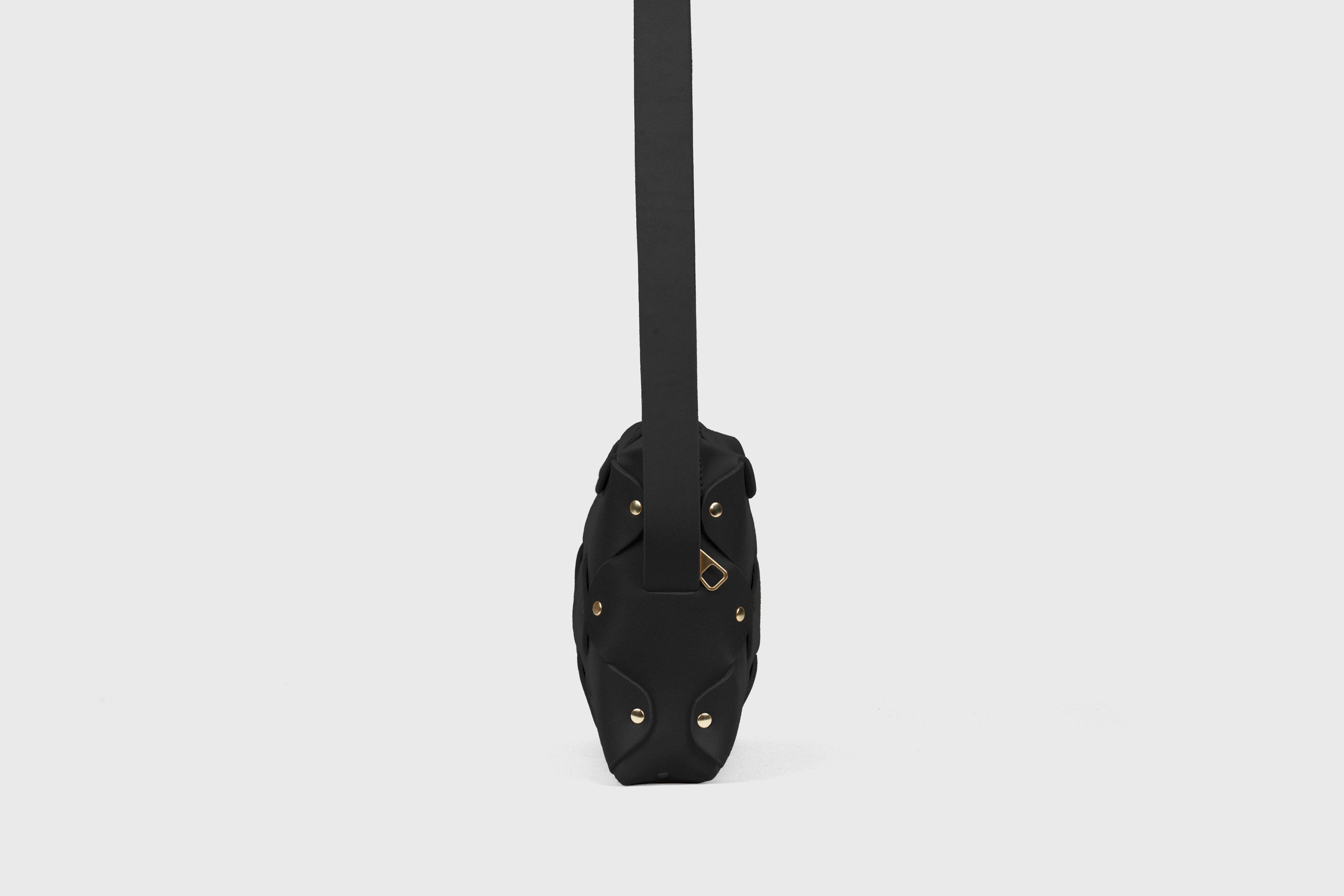 Sac en cuir Marlin, Noir, pochette carrée minimaliste de créateur avec rivets en laiton de qualité, fermeture à glissière, sac à bandoulière, pochette de soirée, sac d'atelier Madre Manuel Dreesmann, Barcelone