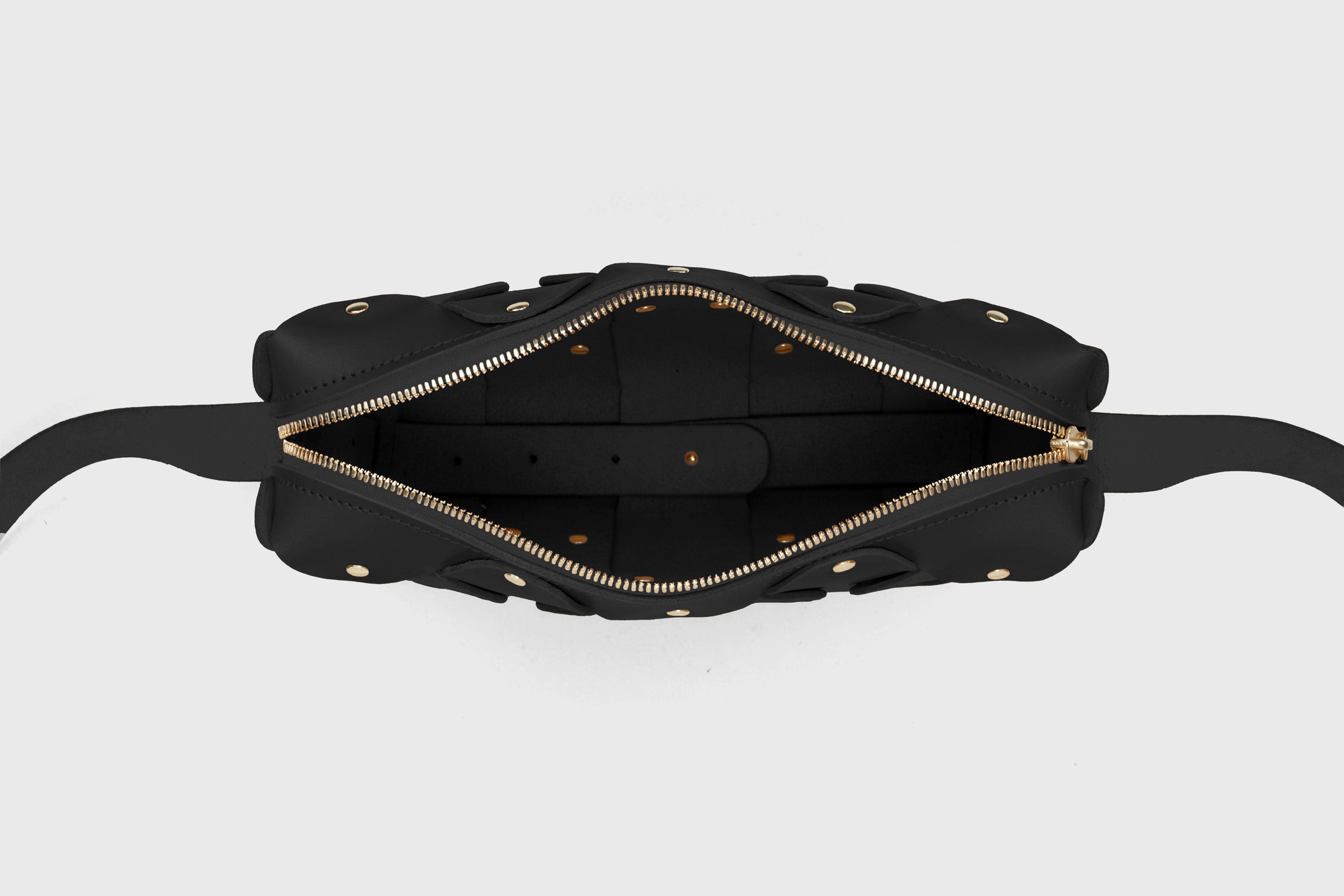Sac en cuir Marlin, Noir, pochette carrée minimaliste de créateur avec rivets en laiton de qualité, fermeture à glissière, sac à bandoulière, pochette de soirée, sac d'atelier Madre Manuel Dreesmann, Barcelone