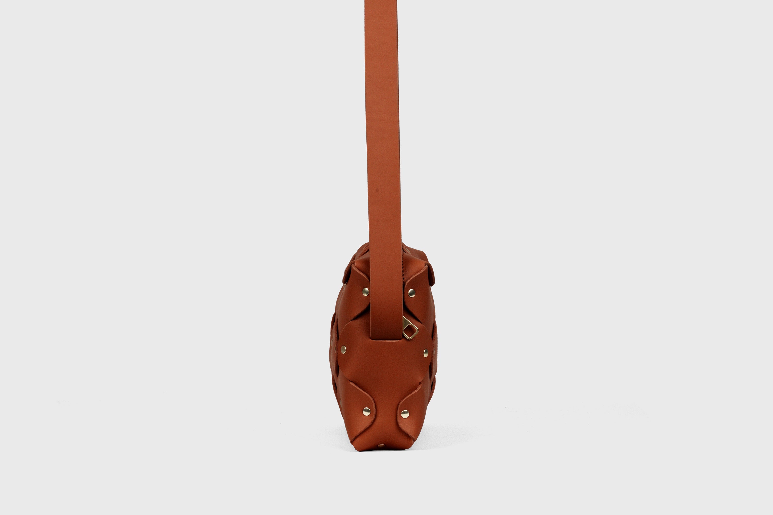 Sac en cuir Marlin, foncé Marron, rivets en laiton de qualité, pochette carrée minimaliste à fermeture éclair, sac à bandoulière, pochette de soirée, sac d'atelier Madre Manuel Dreesmann Barcelone