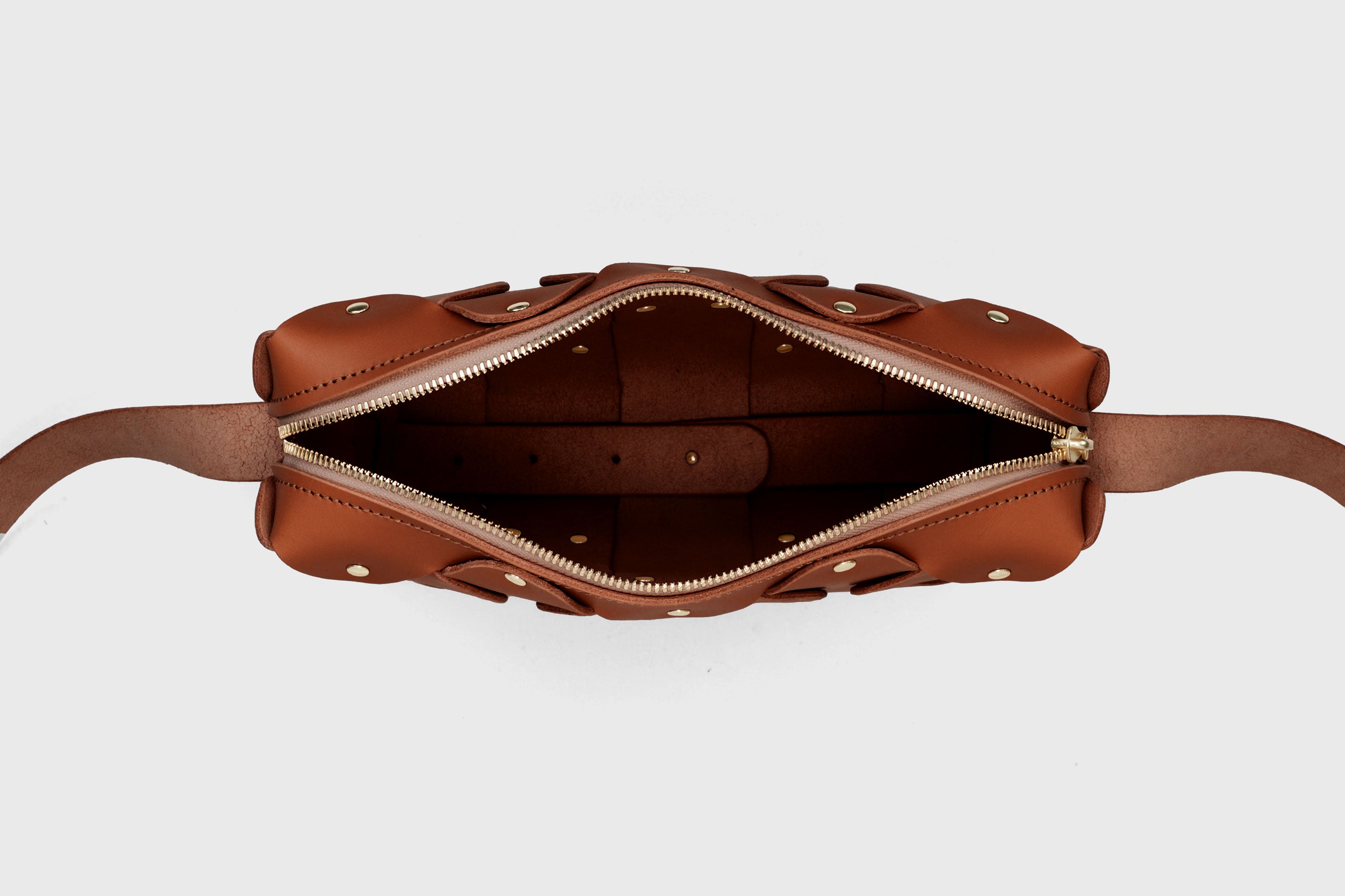 Sac en cuir Marlin, foncé Marron, rivets en laiton de qualité, pochette carrée minimaliste à fermeture éclair, sac à bandoulière, pochette de soirée, sac d'atelier Madre Manuel Dreesmann Barcelone