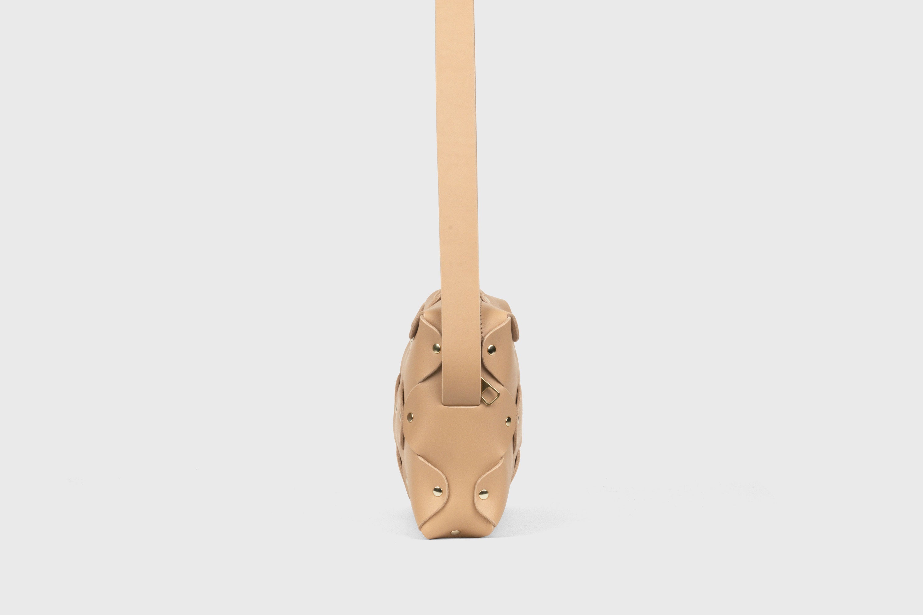 Sac en cuir Marlin, couleur Naturelle, rivets en laiton de qualité, design minimaliste, pochette carrée à fermeture éclair, sac à bandoulière, pochette de soirée, sac d'atelier Madre Manuel Dreesmann Barcelone